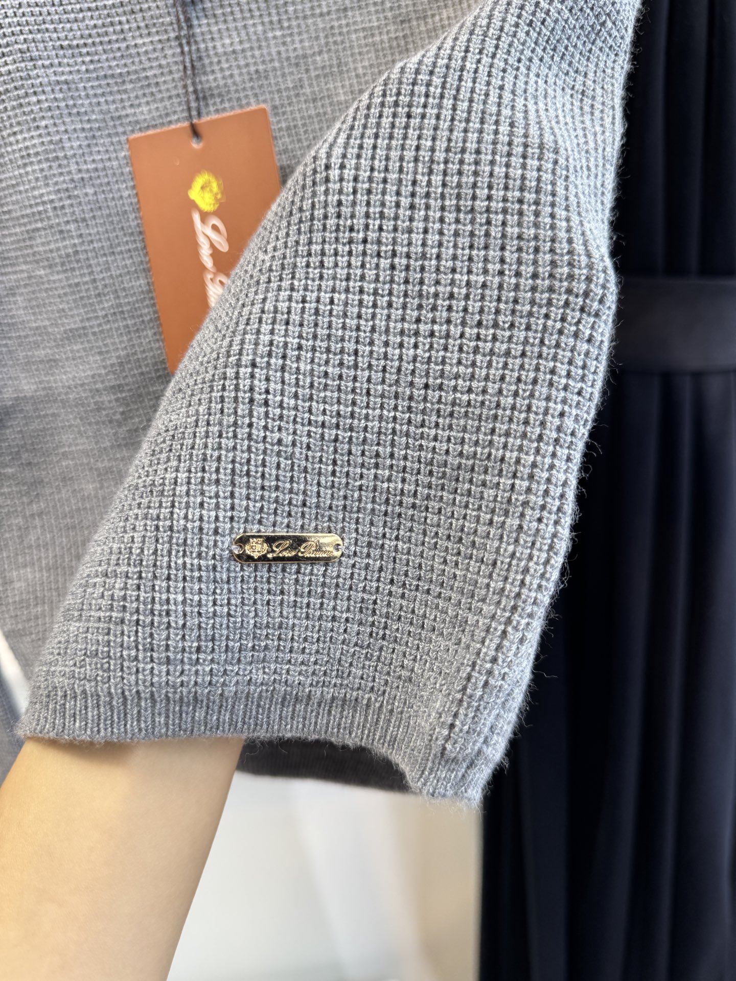 独家首发 lP针织套装，慵懒风休闲时尚的一款 整体给人感觉特别的简约大气 一套搭配起来给你人一种温柔美丽