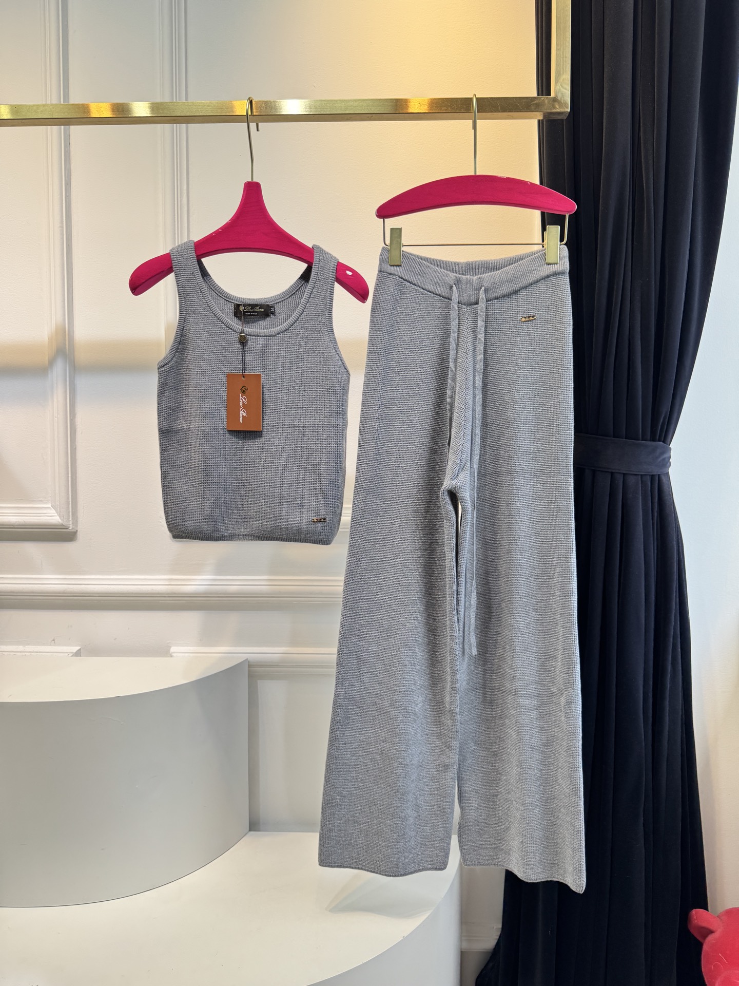 独家首发 lP针织套装，慵懒风休闲时尚的一款 整体给人感觉特别的简约大气 一套搭配起来给你人一种温柔美丽