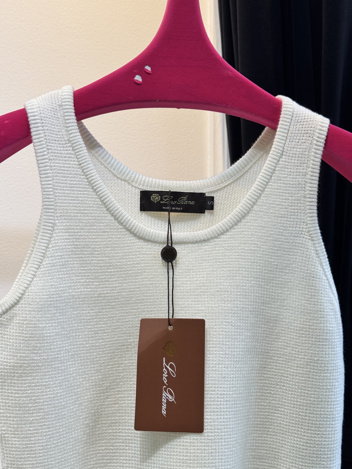 独家首发 lP针织套装，慵懒风休闲时尚的一款 整体给人感觉特别的简约大气 一套搭配起来给你人一种温柔美丽