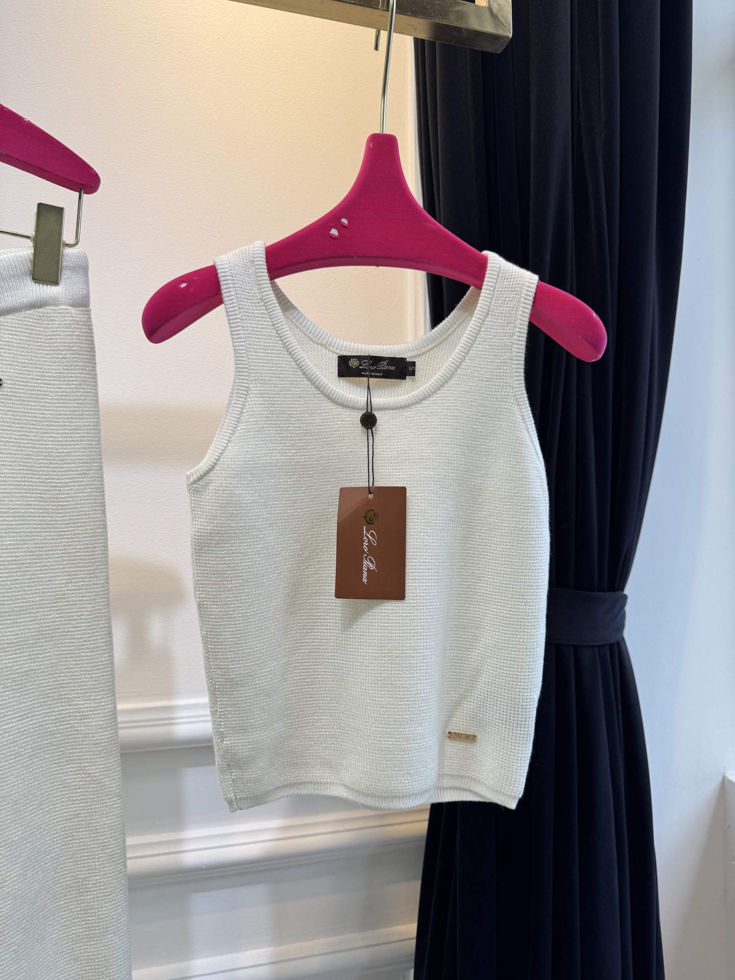 独家首发 lP针织套装，慵懒风休闲时尚的一款 整体给人感觉特别的简约大气 一套搭配起来给你人一种温柔美丽