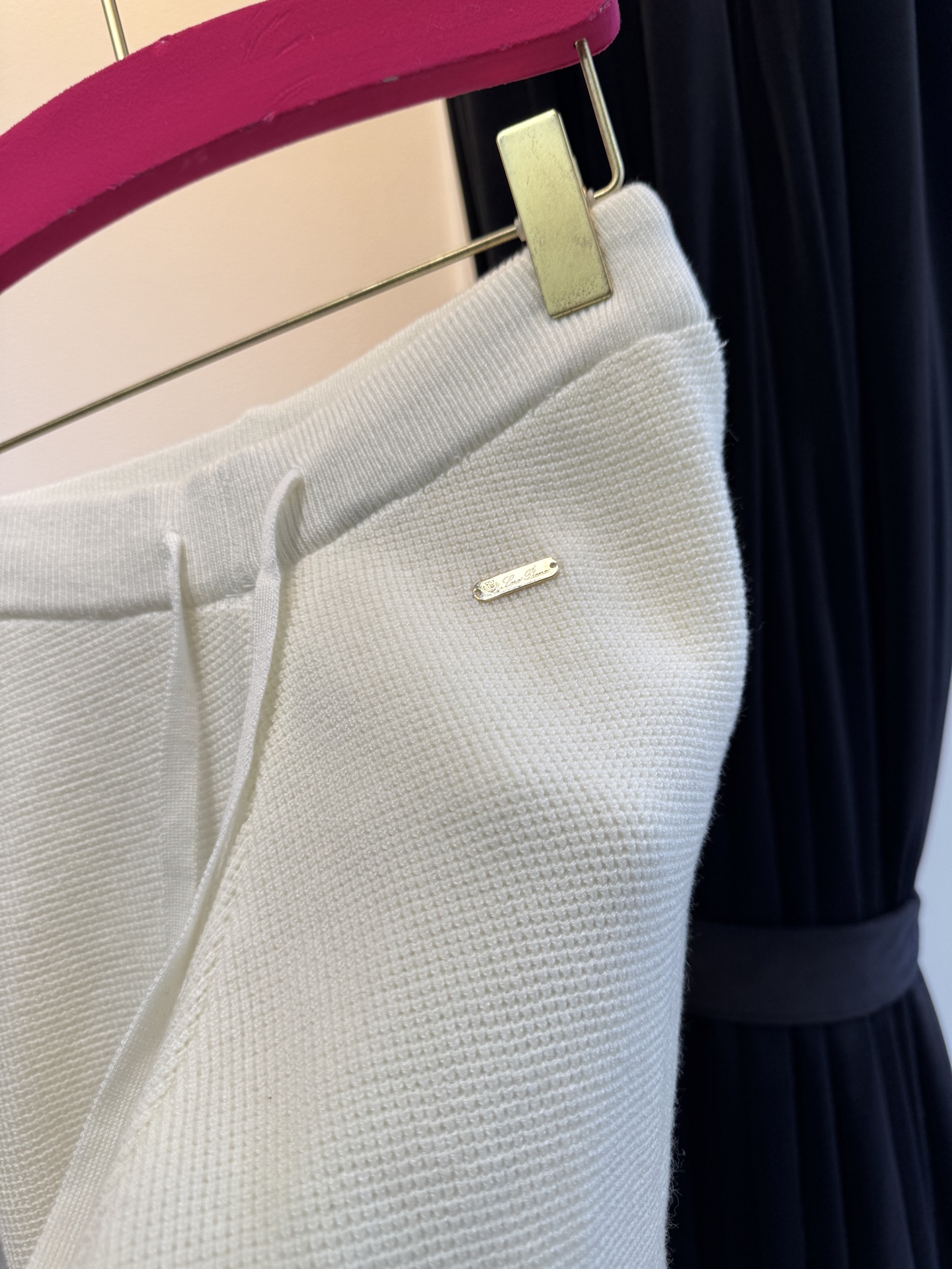 独家首发 lP针织套装，慵懒风休闲时尚的一款 整体给人感觉特别的简约大气 一套搭配起来给你人一种温柔美丽