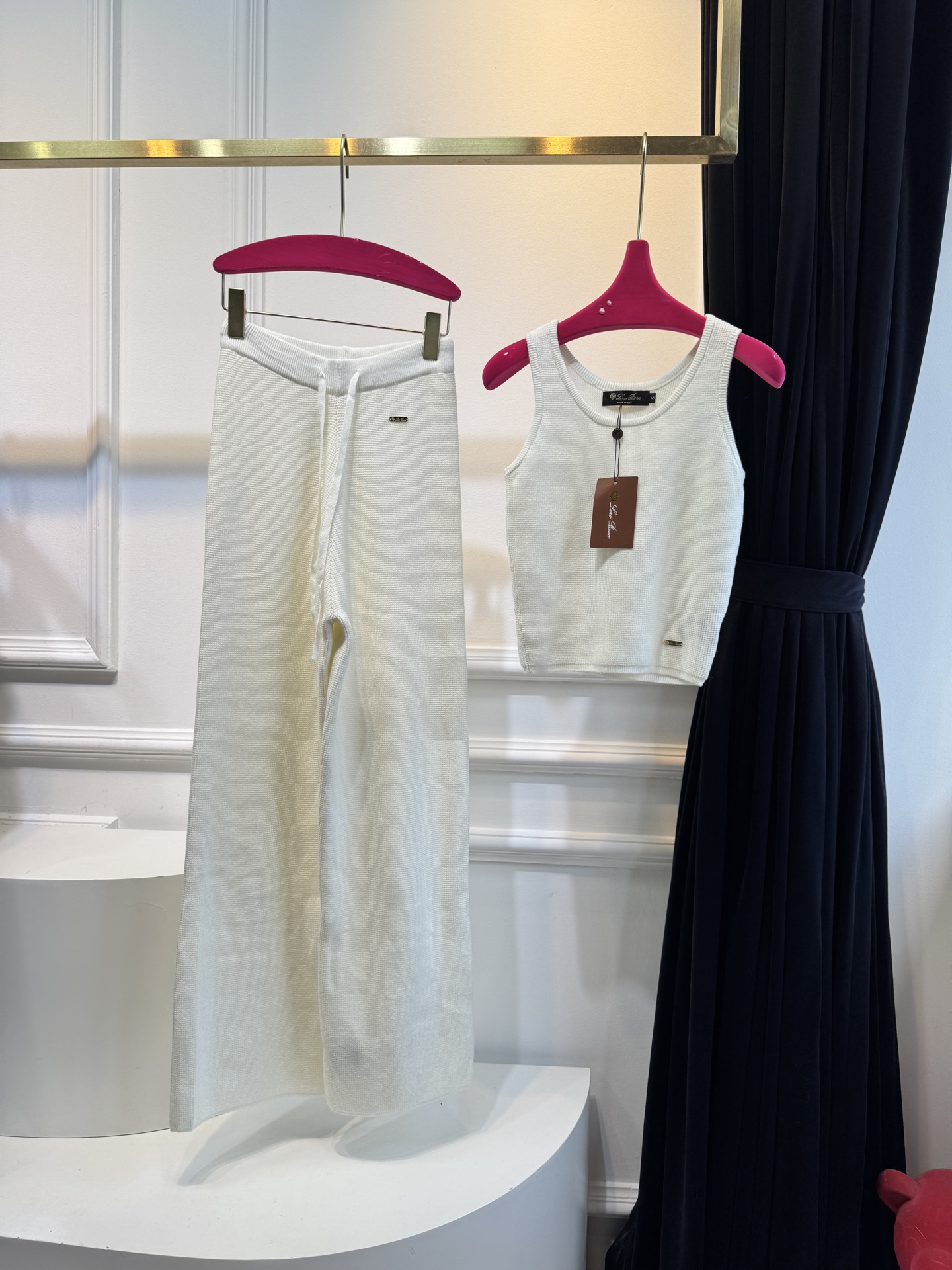 独家首发 lP针织套装，慵懒风休闲时尚的一款 整体给人感觉特别的简约大气 一套搭配起来给你人一种温柔美丽