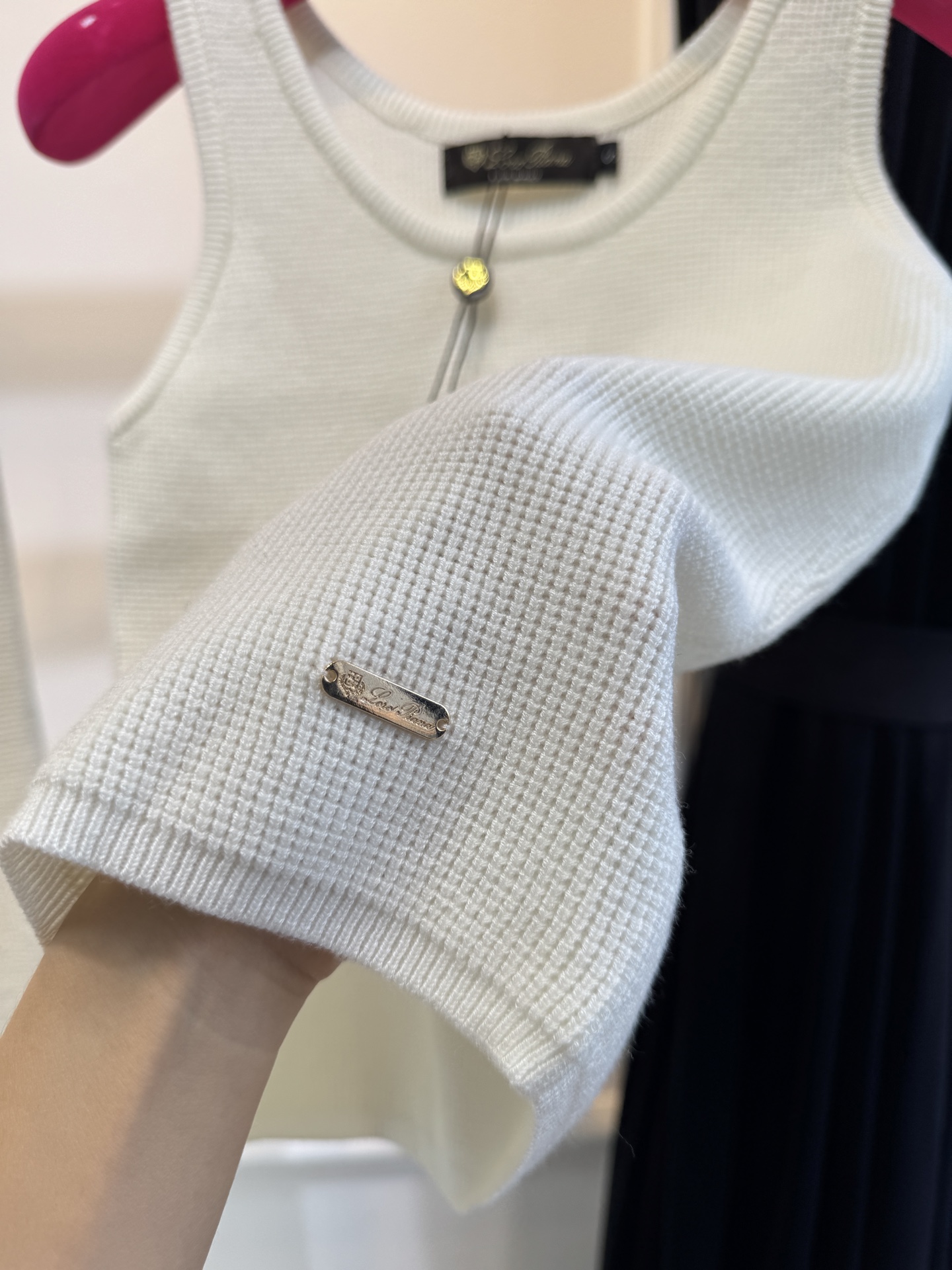 独家首发 lP针织套装，慵懒风休闲时尚的一款 整体给人感觉特别的简约大气 一套搭配起来给你人一种温柔美丽