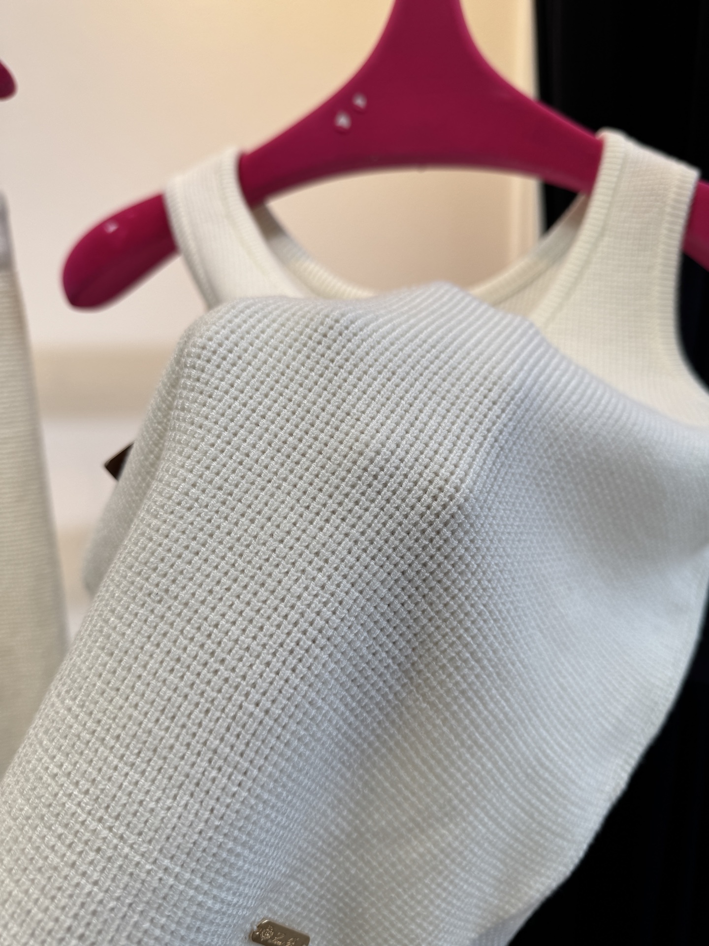 独家首发 lP针织套装，慵懒风休闲时尚的一款 整体给人感觉特别的简约大气 一套搭配起来给你人一种温柔美丽