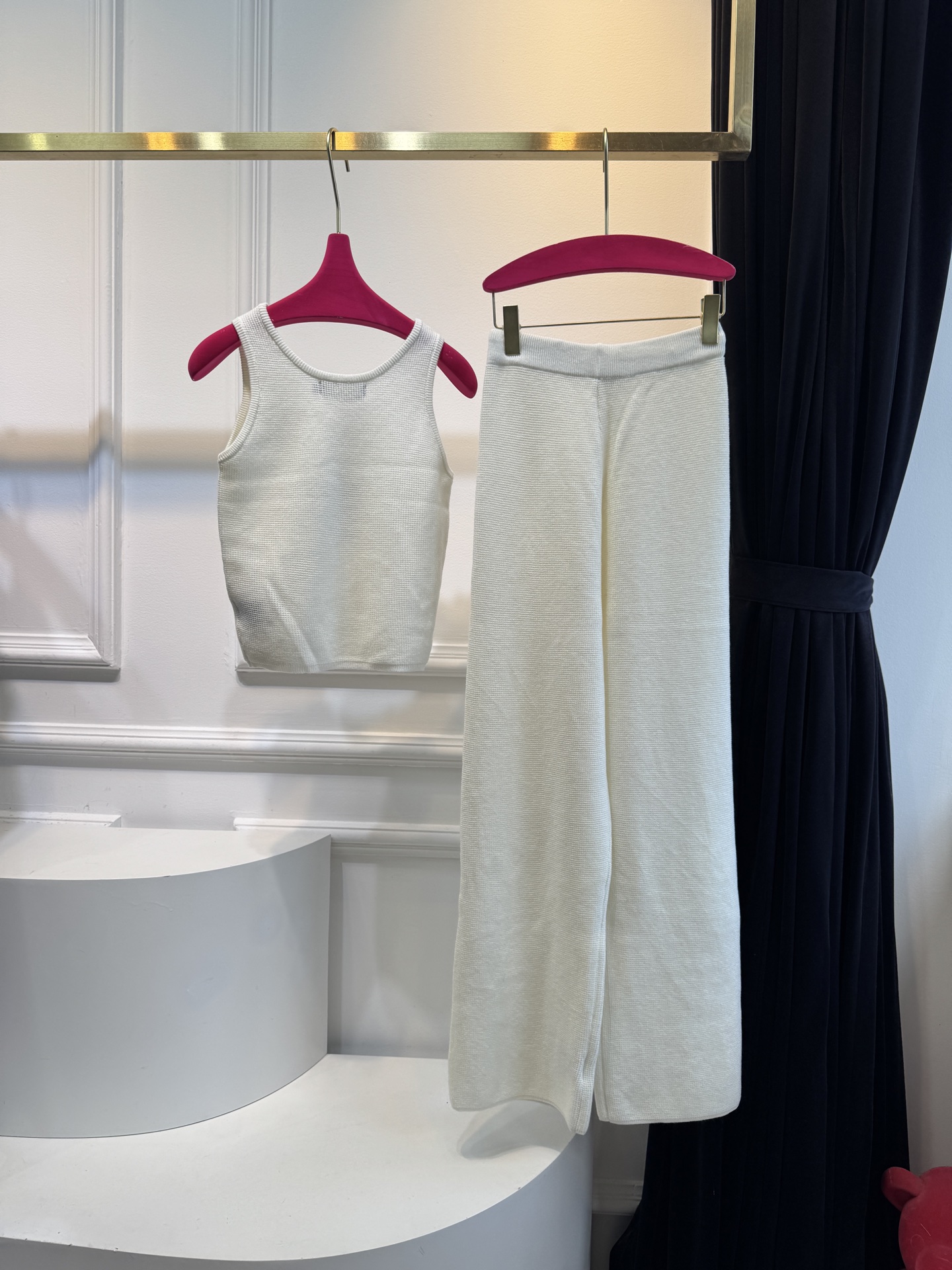 独家首发 lP针织套装，慵懒风休闲时尚的一款 整体给人感觉特别的简约大气 一套搭配起来给你人一种温柔美丽