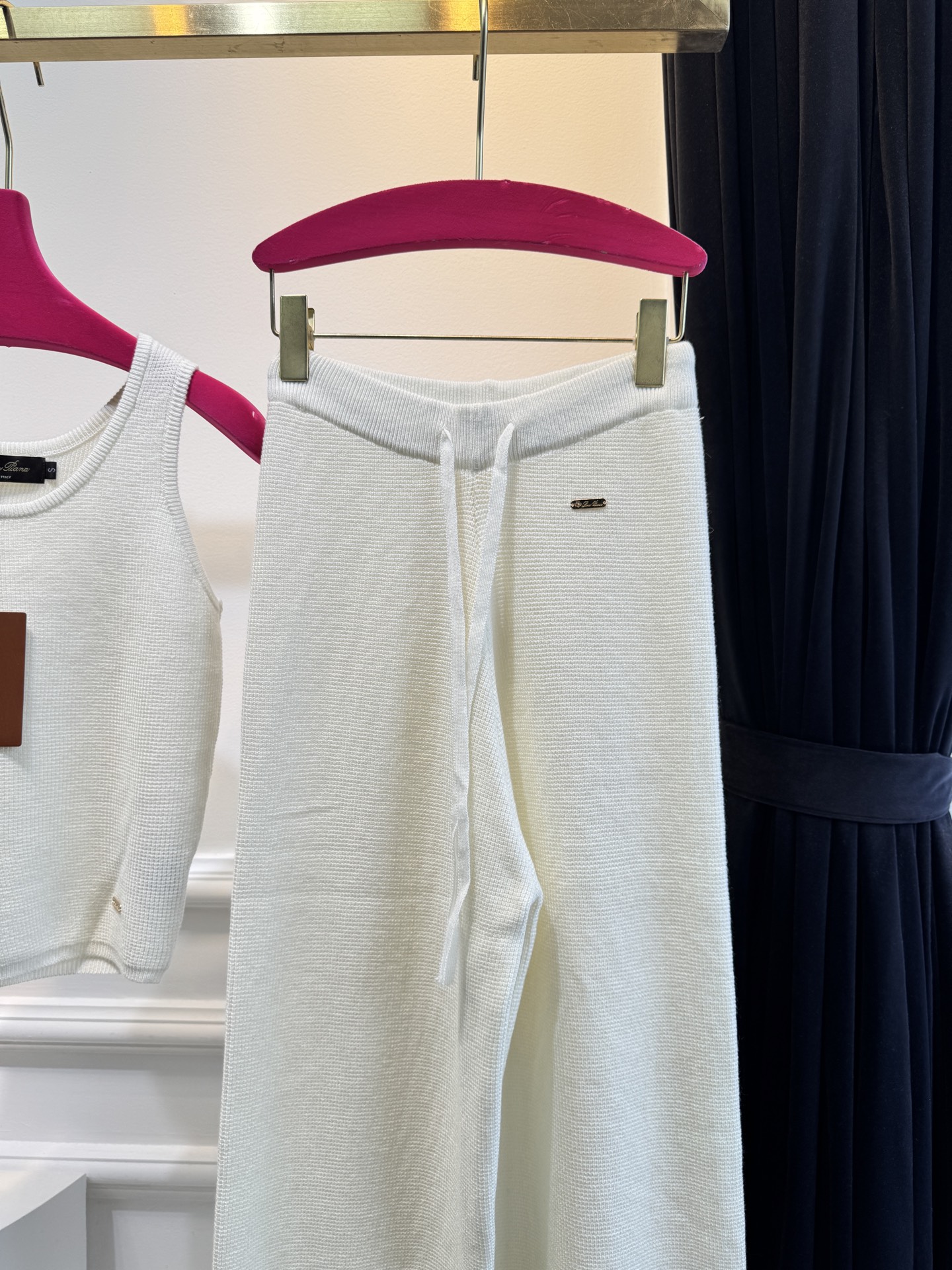 独家首发 lP针织套装，慵懒风休闲时尚的一款 整体给人感觉特别的简约大气 一套搭配起来给你人一种温柔美丽