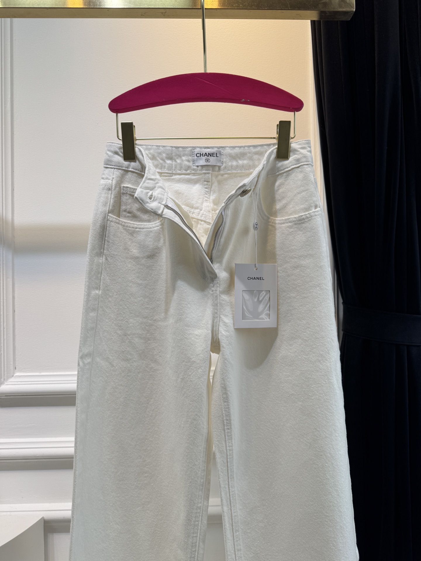 chan*
后亮片牛仔直筒裤，版型不用再说啦 上身拉长线条比例 妥妥三七分 后口袋logo亮片更有辨识度