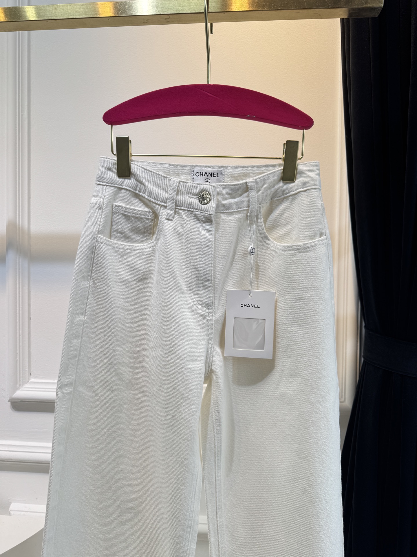 chan*
后亮片牛仔直筒裤，版型不用再说啦 上身拉长线条比例 妥妥三七分 后口袋logo亮片更有辨识度