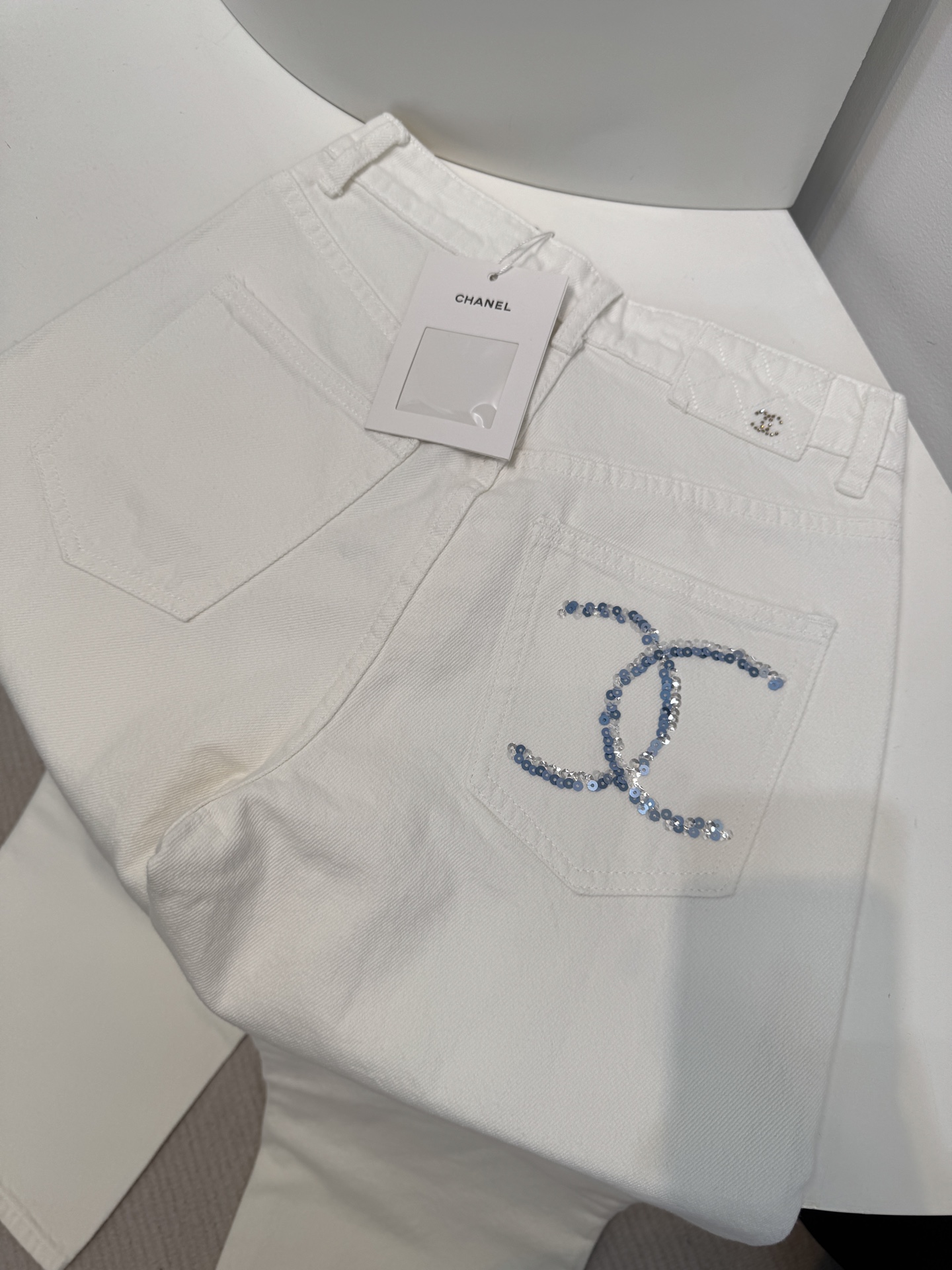 chan*
后亮片牛仔直筒裤，版型不用再说啦 上身拉长线条比例 妥妥三七分 后口袋logo亮片更有辨识度