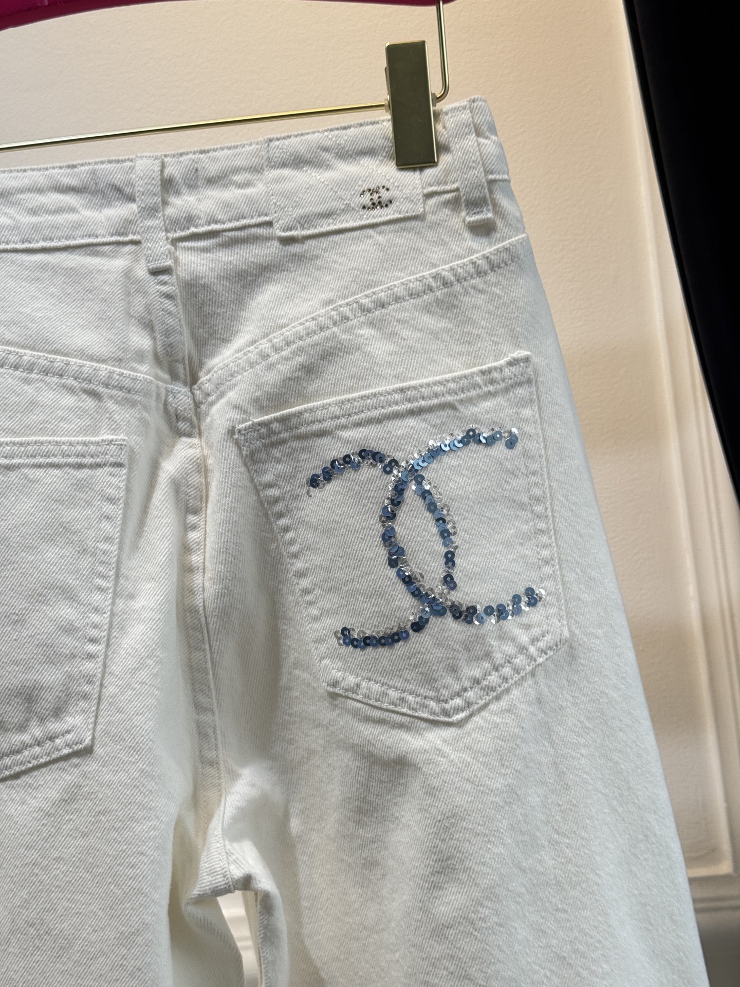 chan*
后亮片牛仔直筒裤，版型不用再说啦 上身拉长线条比例 妥妥三七分 后口袋logo亮片更有辨识度