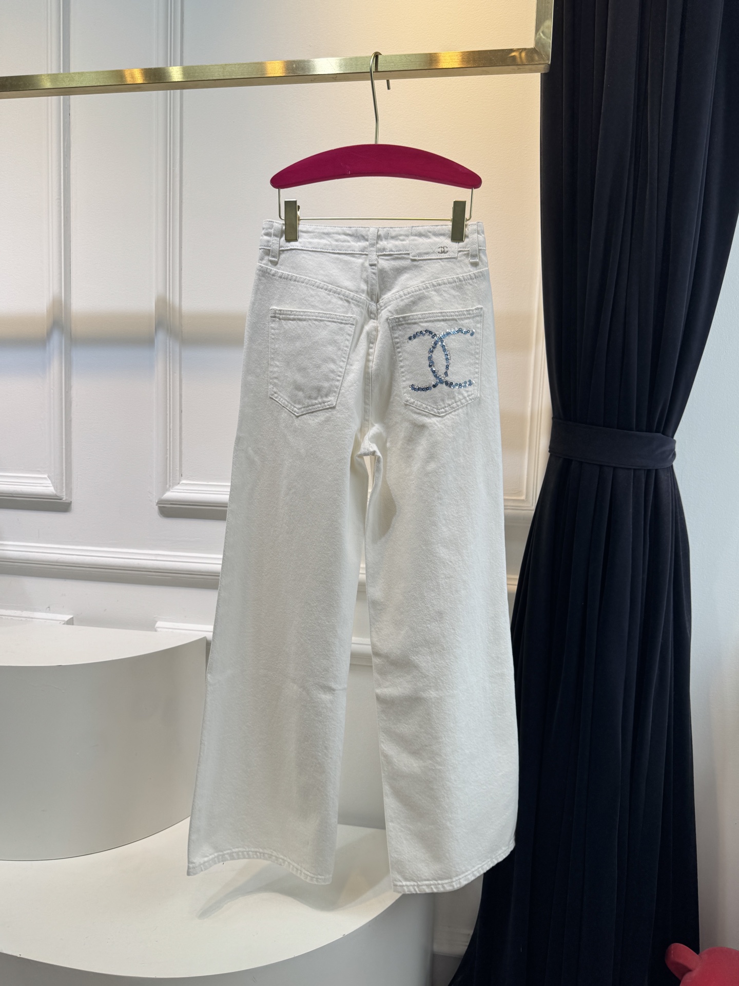 chan*
后亮片牛仔直筒裤，版型不用再说啦 上身拉长线条比例 妥妥三七分 后口袋logo亮片更有辨识度