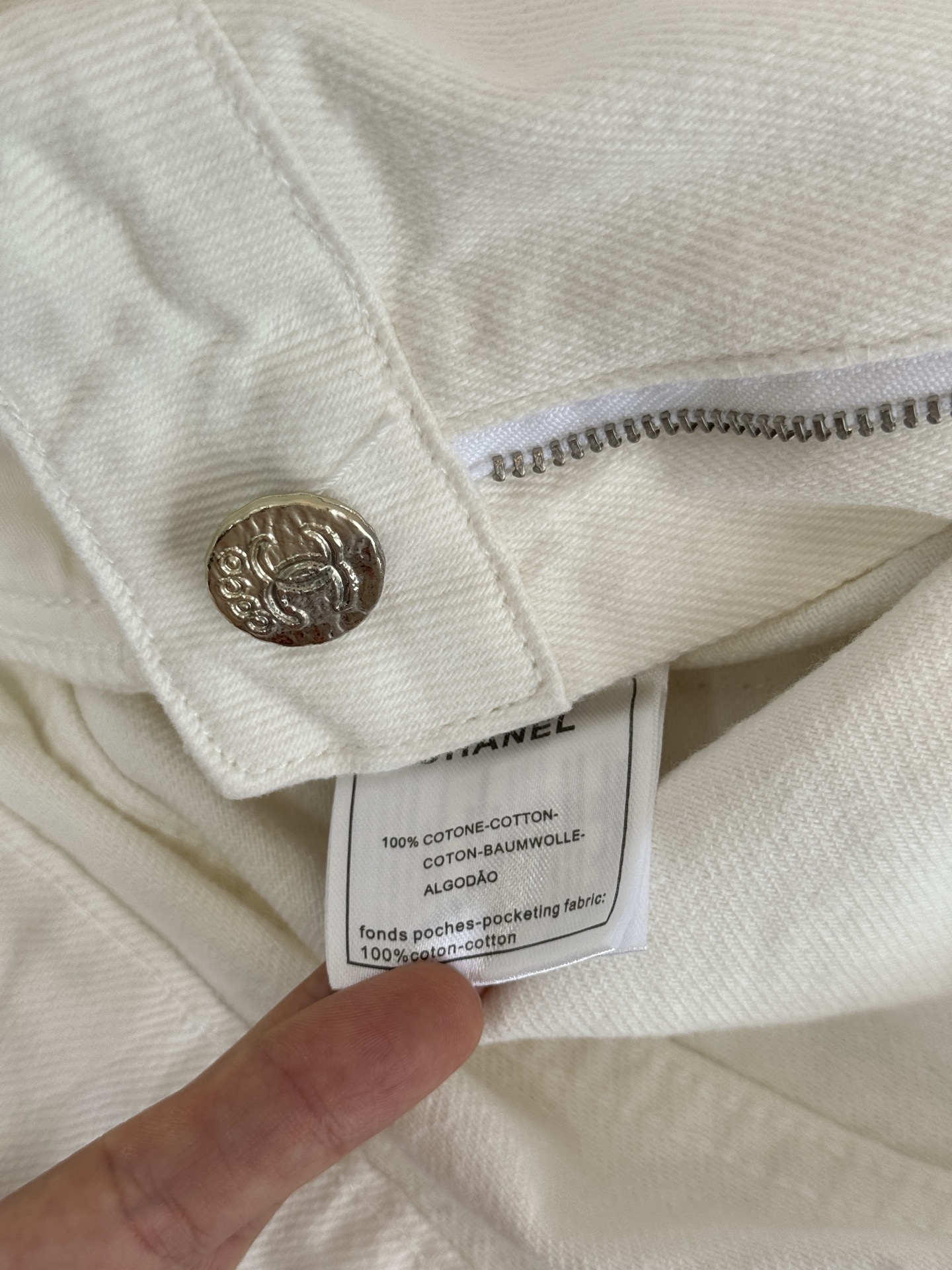 chan*
后亮片牛仔直筒裤，版型不用再说啦 上身拉长线条比例 妥妥三七分 后口袋logo亮片更有辨识度