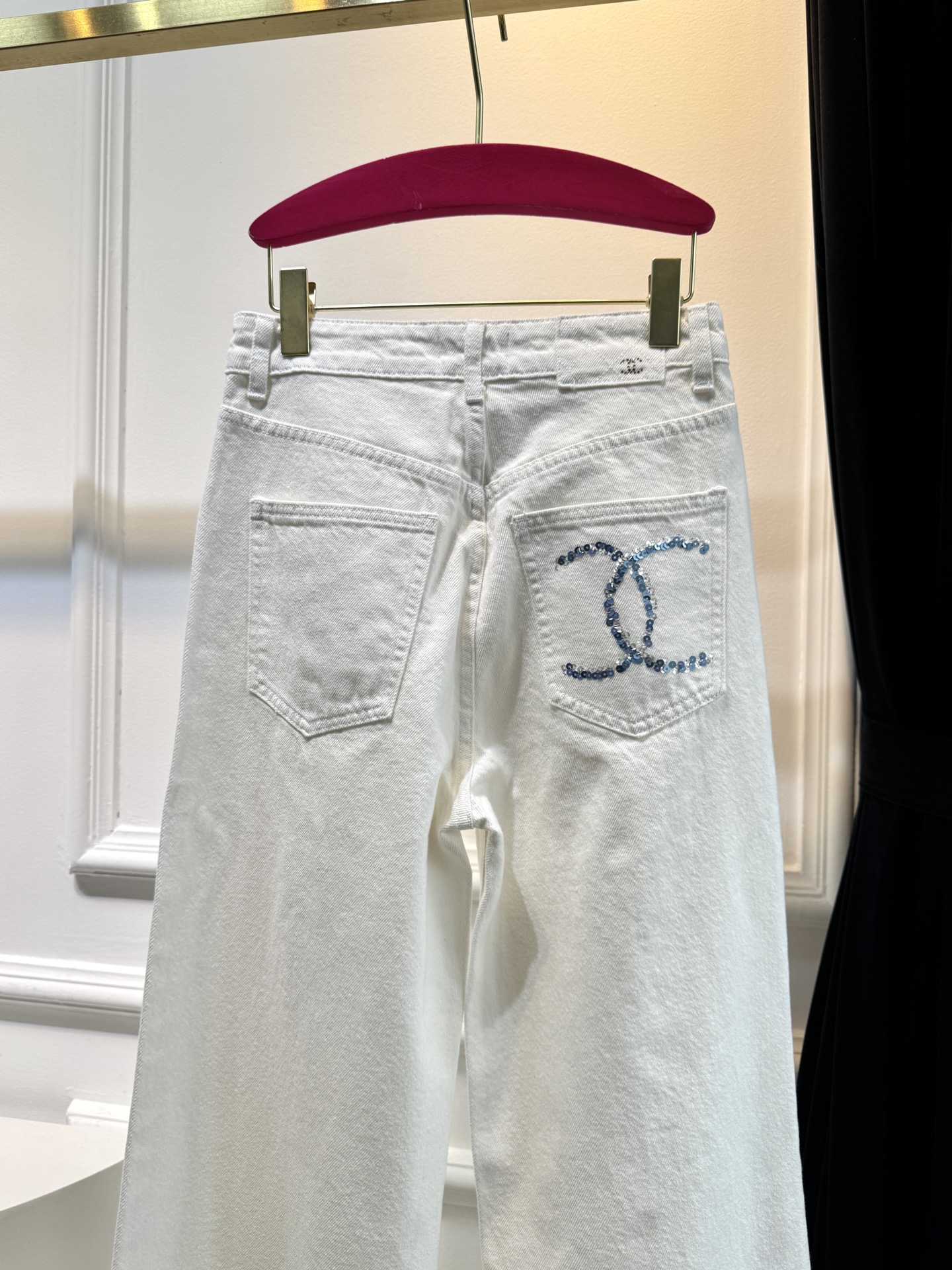 chan*
后亮片牛仔直筒裤，版型不用再说啦 上身拉长线条比例 妥妥三七分 后口袋logo亮片更有辨识度