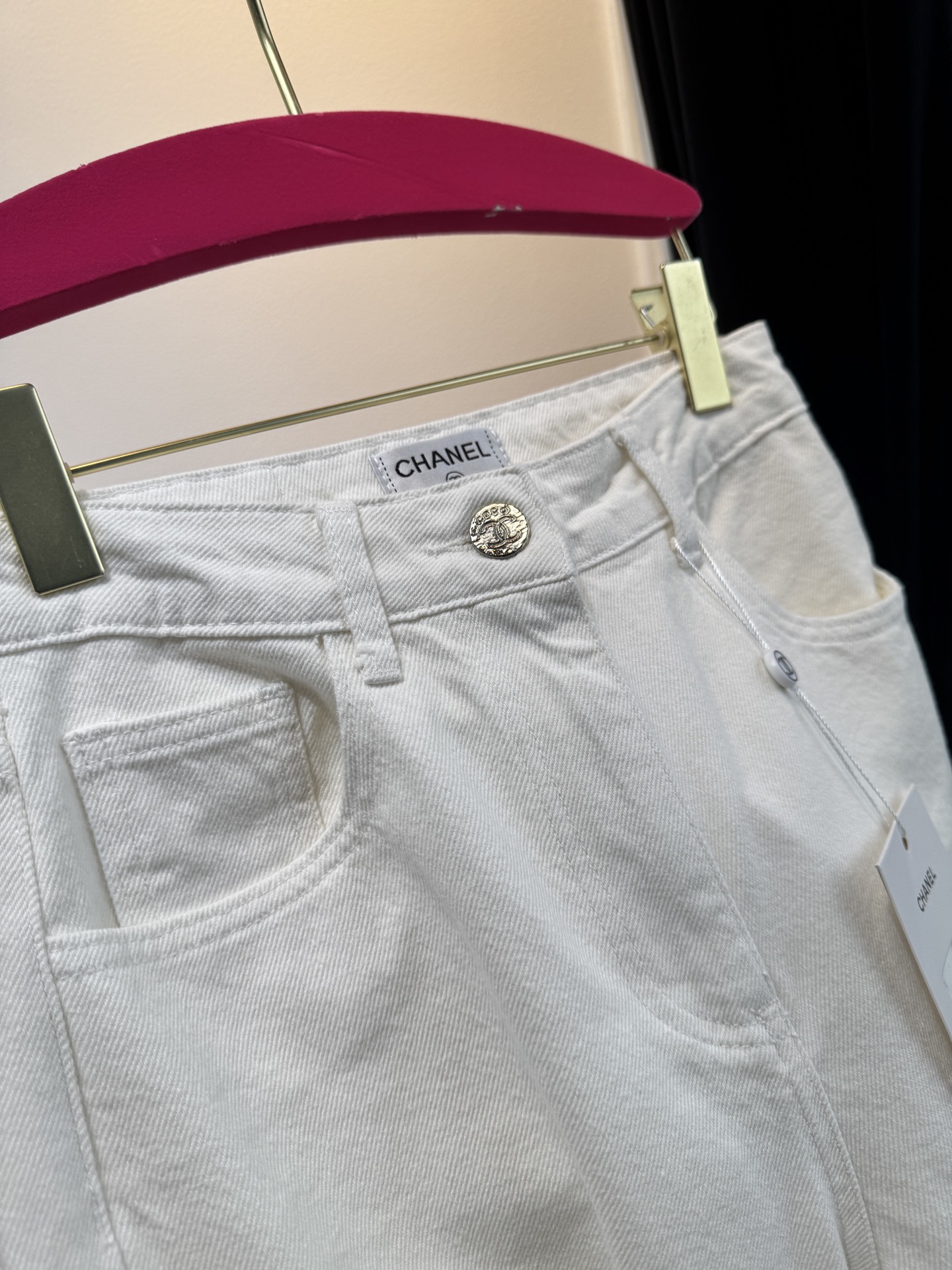 chan*
后亮片牛仔直筒裤，版型不用再说啦 上身拉长线条比例 妥妥三七分 后口袋logo亮片更有辨识度