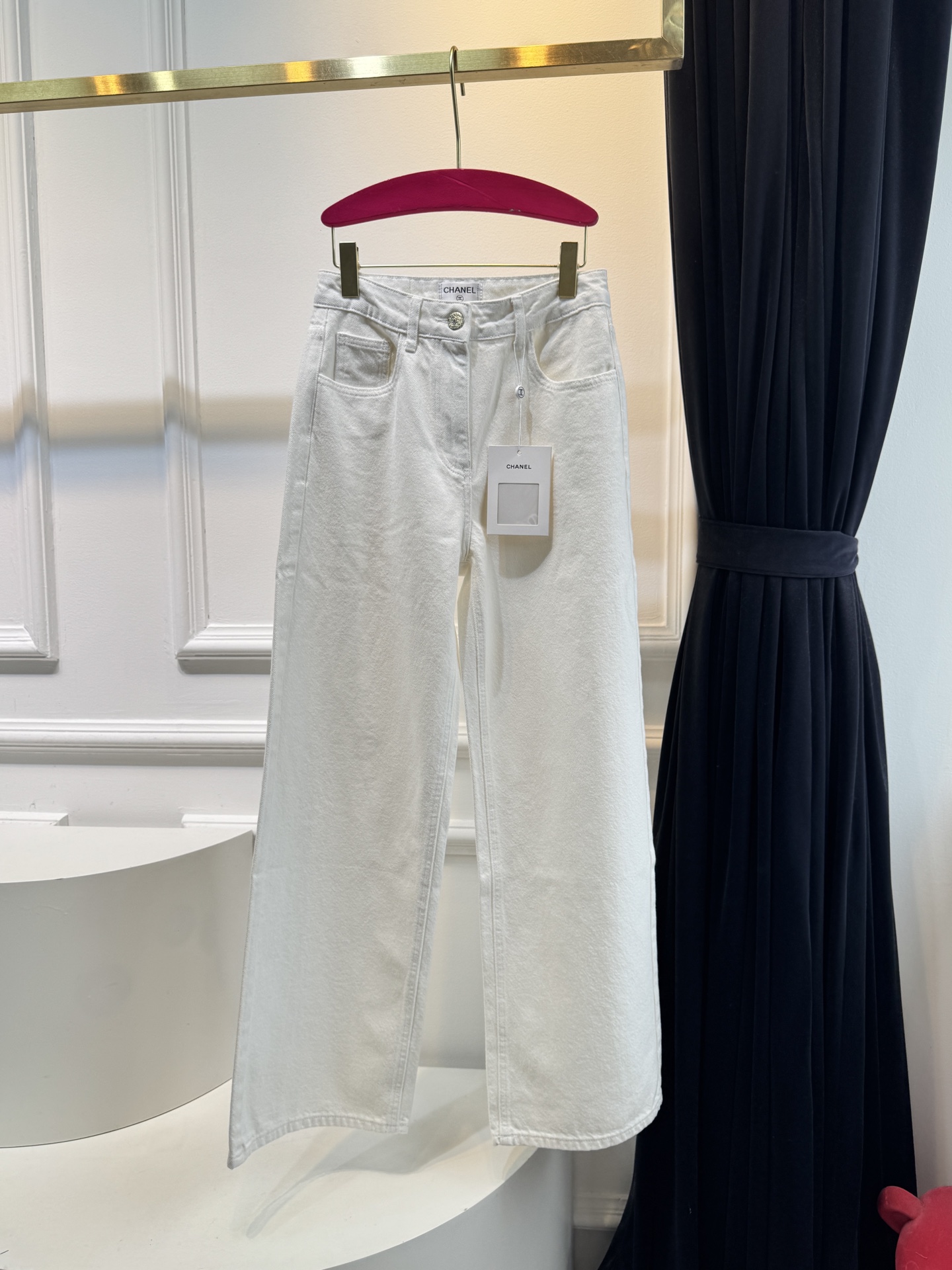 chan*
后亮片牛仔直筒裤，版型不用再说啦 上身拉长线条比例 妥妥三七分 后口袋logo亮片更有辨识度