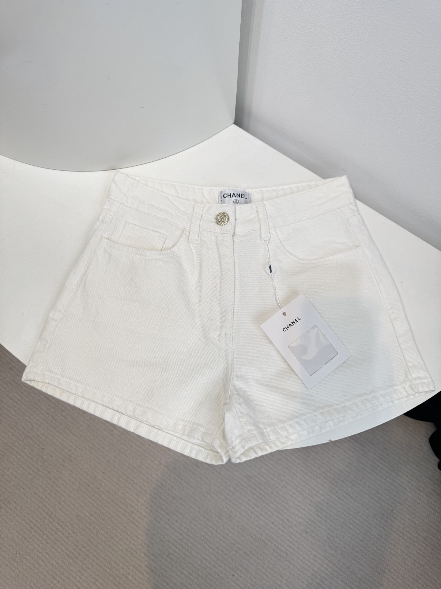 chan*香家
后口袋亮片牛仔短裤🤍夏日必备的高腰小热裤 珠片刺绣logo缀饰口袋 白色洗水色时髦又高级