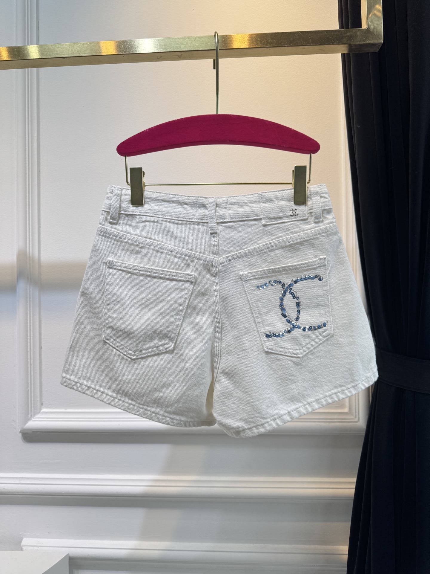 chan*香家
后口袋亮片牛仔短裤🤍夏日必备的高腰小热裤 珠片刺绣logo缀饰口袋 白色洗水色时髦又高级