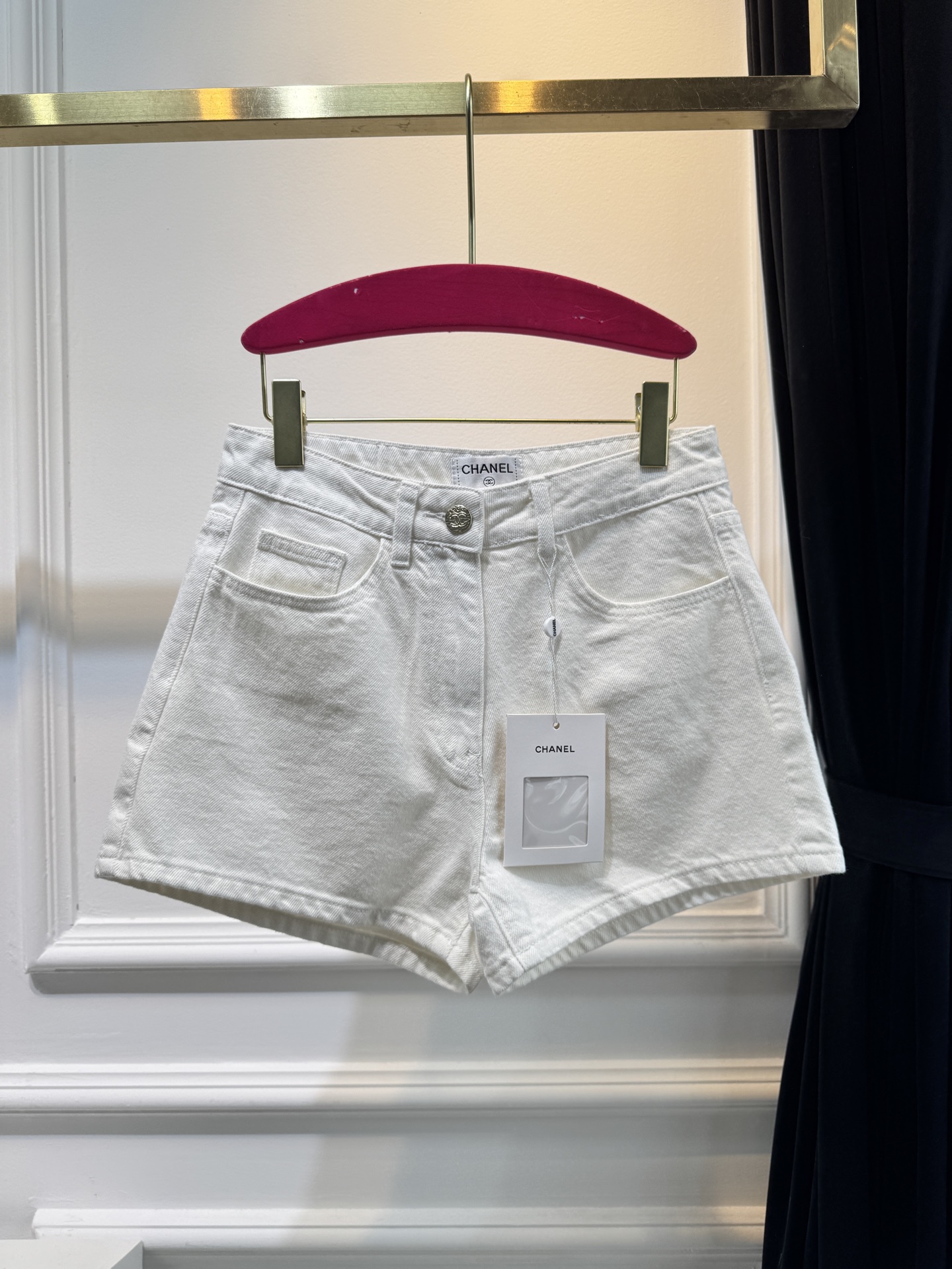 chan*香家
后口袋亮片牛仔短裤🤍夏日必备的高腰小热裤 珠片刺绣logo缀饰口袋 白色洗水色时髦又高级