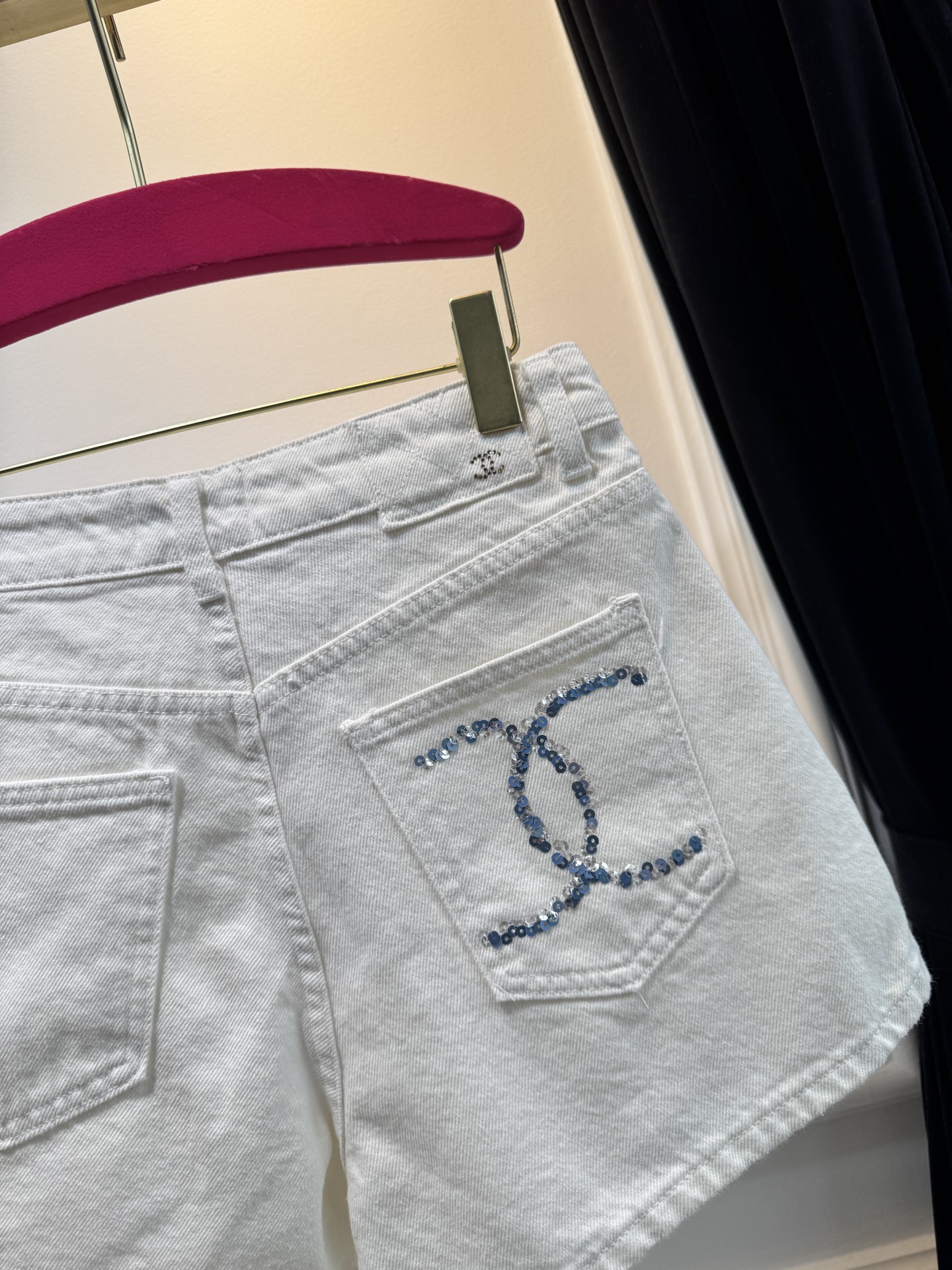 chan*香家
后口袋亮片牛仔短裤🤍夏日必备的高腰小热裤 珠片刺绣logo缀饰口袋 白色洗水色时髦又高级