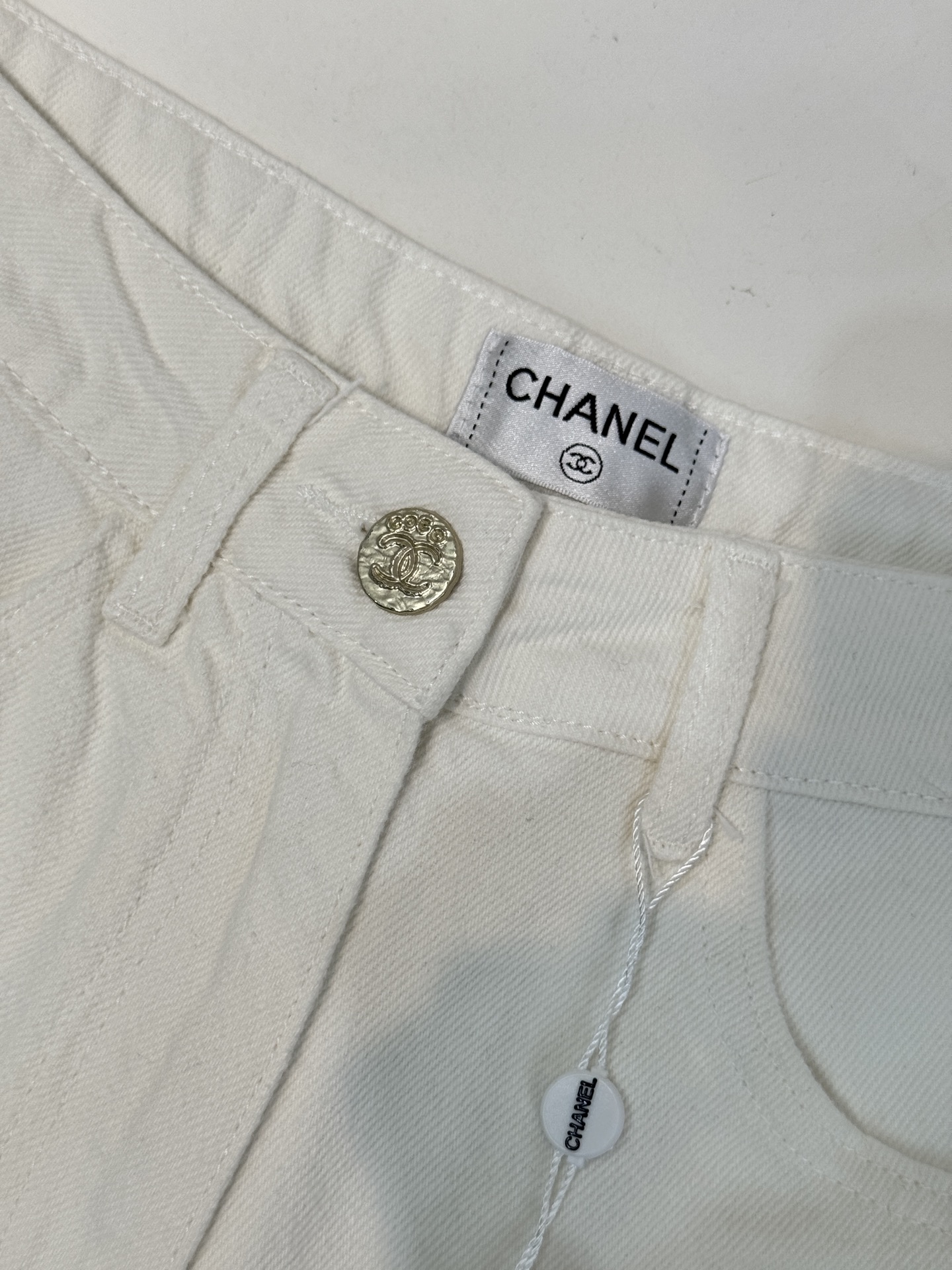 chan*香家
后口袋亮片牛仔短裤🤍夏日必备的高腰小热裤 珠片刺绣logo缀饰口袋 白色洗水色时髦又高级