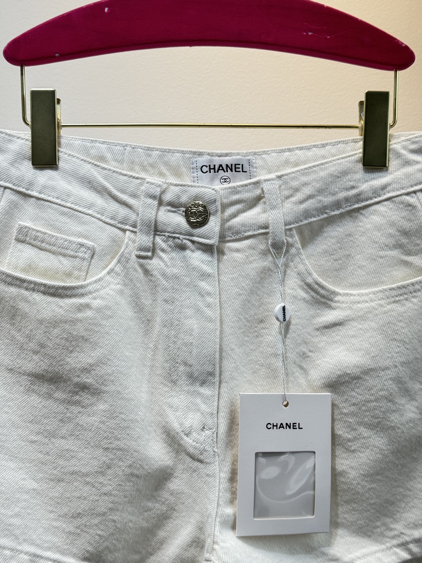 chan*香家
后口袋亮片牛仔短裤🤍夏日必备的高腰小热裤 珠片刺绣logo缀饰口袋 白色洗水色时髦又高级