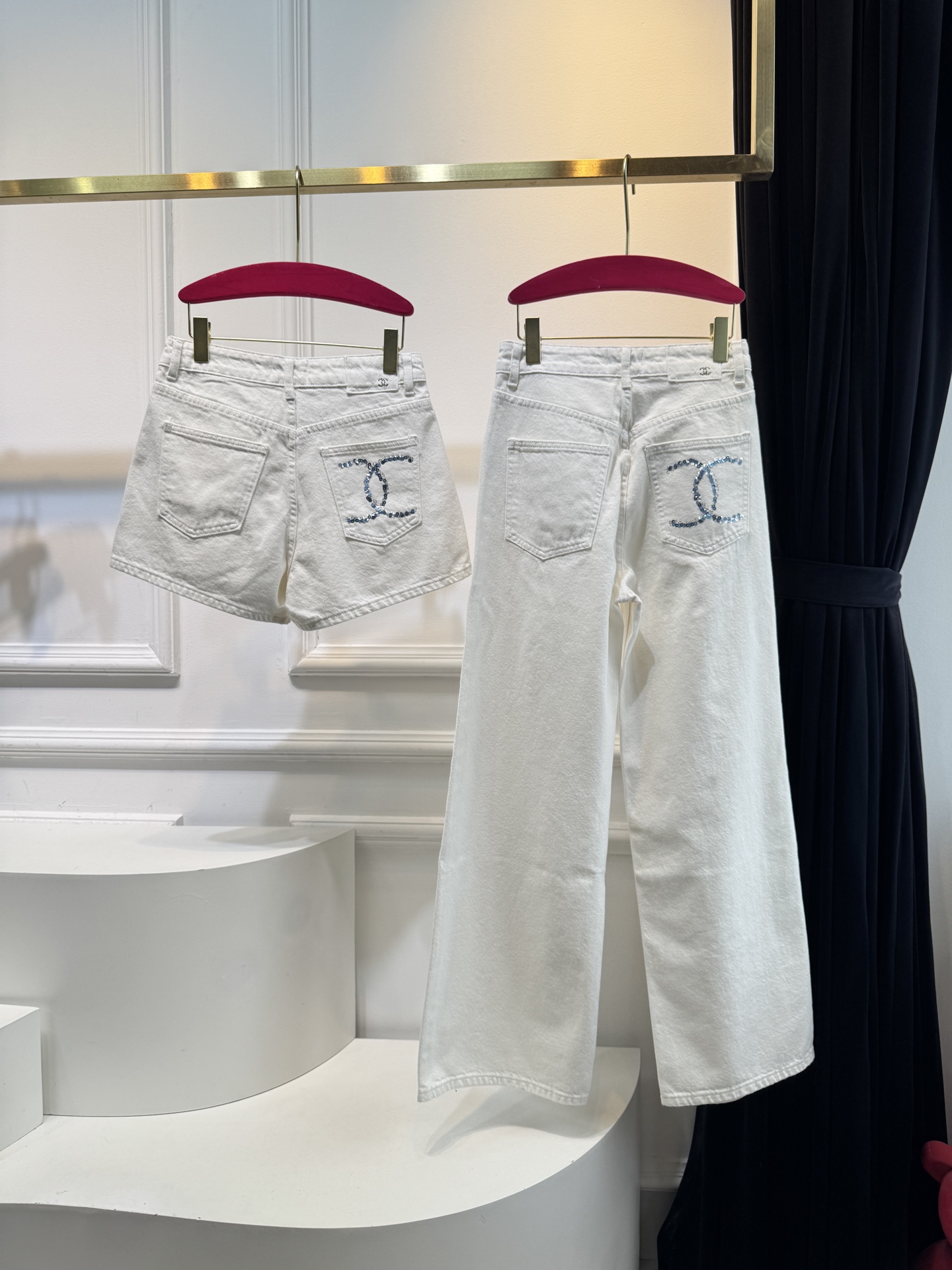 chan*香家
后口袋亮片牛仔短裤🤍夏日必备的高腰小热裤 珠片刺绣logo缀饰口袋 白色洗水色时髦又高级