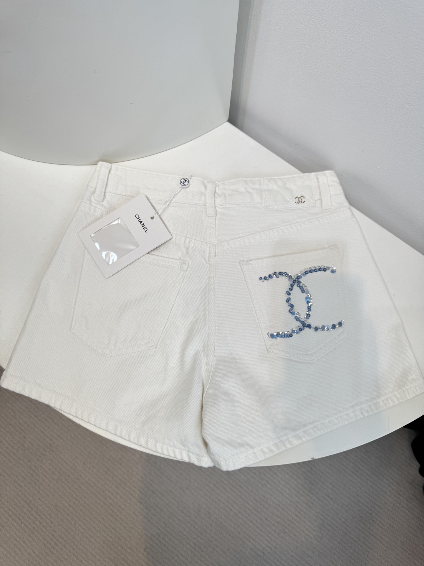 chan*香家
后口袋亮片牛仔短裤🤍夏日必备的高腰小热裤 珠片刺绣logo缀饰口袋 白色洗水色时髦又高级