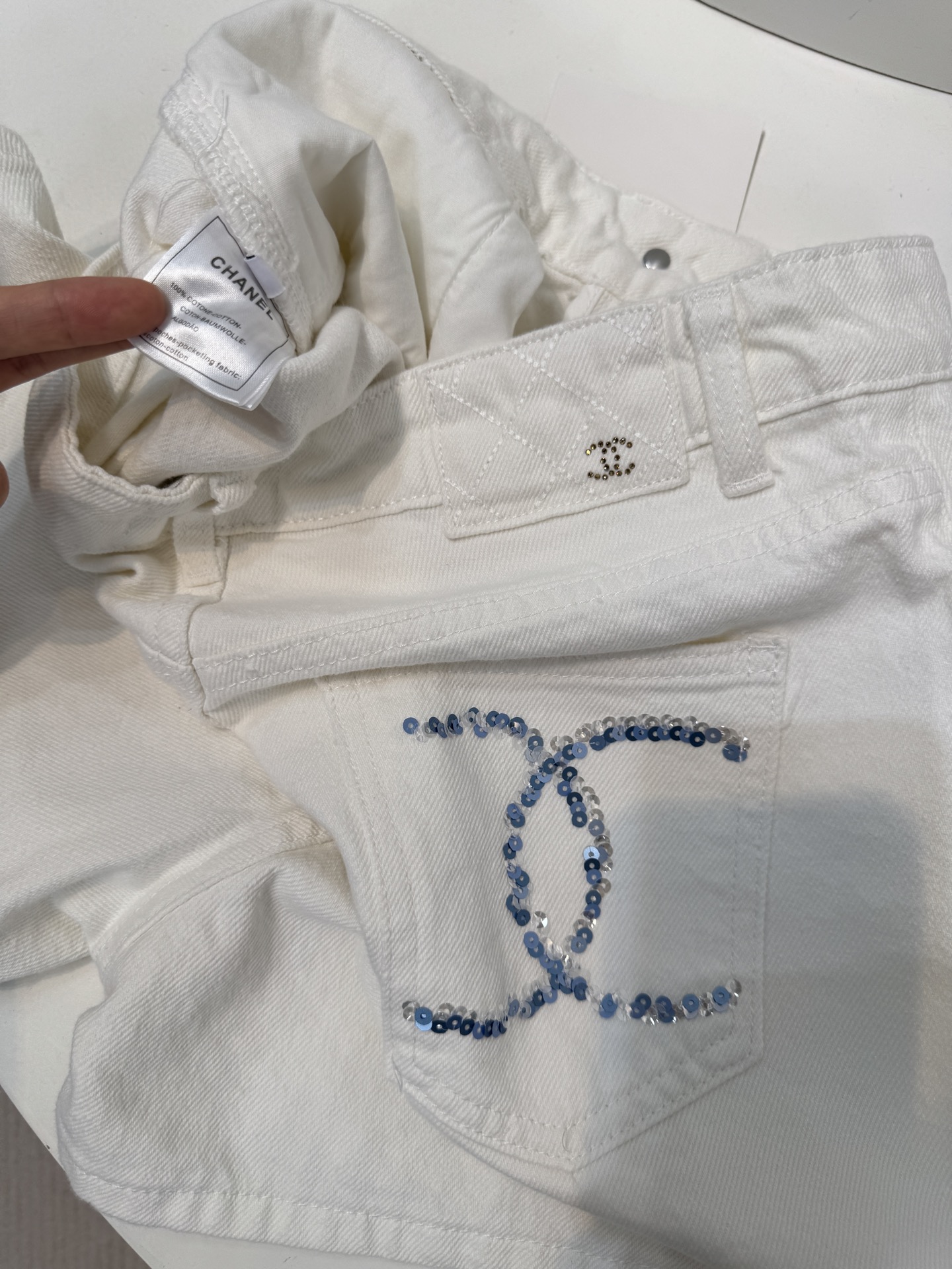 chan*香家
后口袋亮片牛仔短裤🤍夏日必备的高腰小热裤 珠片刺绣logo缀饰口袋 白色洗水色时髦又高级