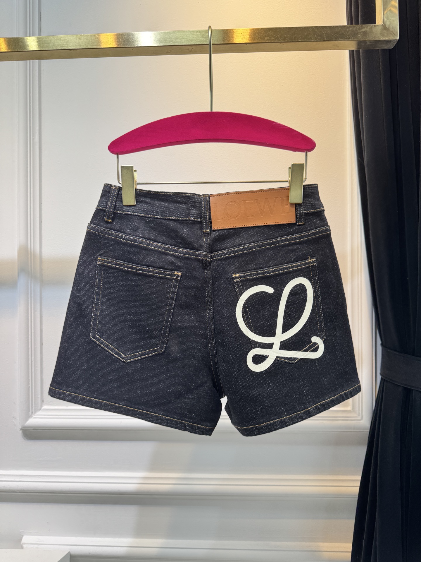 loe25ss 春夏新款短裤，时尚爆款来袭
这款短裤的质地真的超赞！亲肤柔软，但不会软榻，挺括有型，穿在