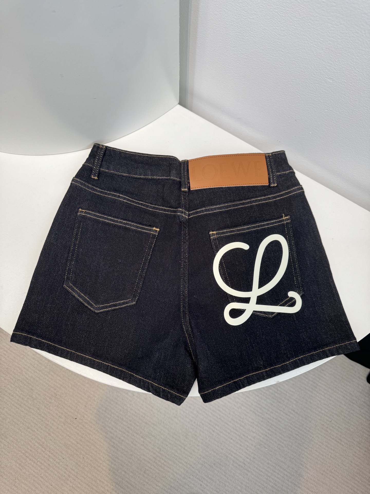 loe25ss 春夏新款短裤，时尚爆款来袭
这款短裤的质地真的超赞！亲肤柔软，但不会软榻，挺括有型，穿在