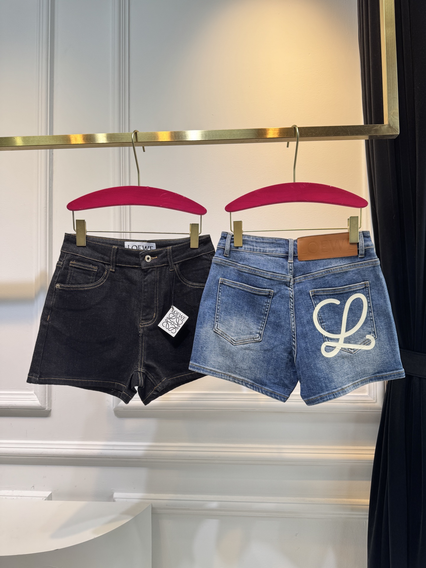 loe25ss 春夏新款短裤，时尚爆款来袭
这款短裤的质地真的超赞！亲肤柔软，但不会软榻，挺括有型，穿在