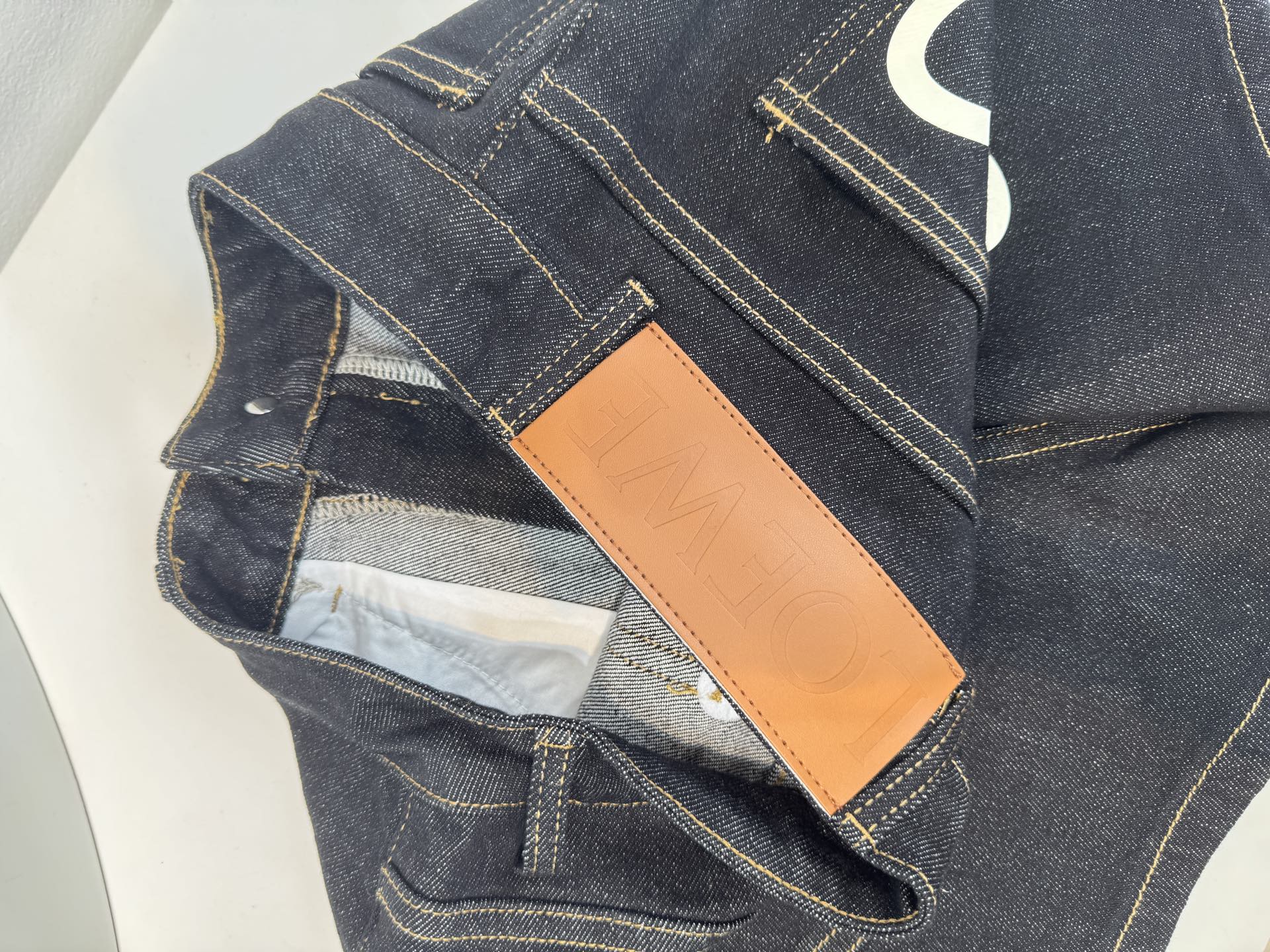 loe25ss 春夏新款短裤，时尚爆款来袭
这款短裤的质地真的超赞！亲肤柔软，但不会软榻，挺括有型，穿在