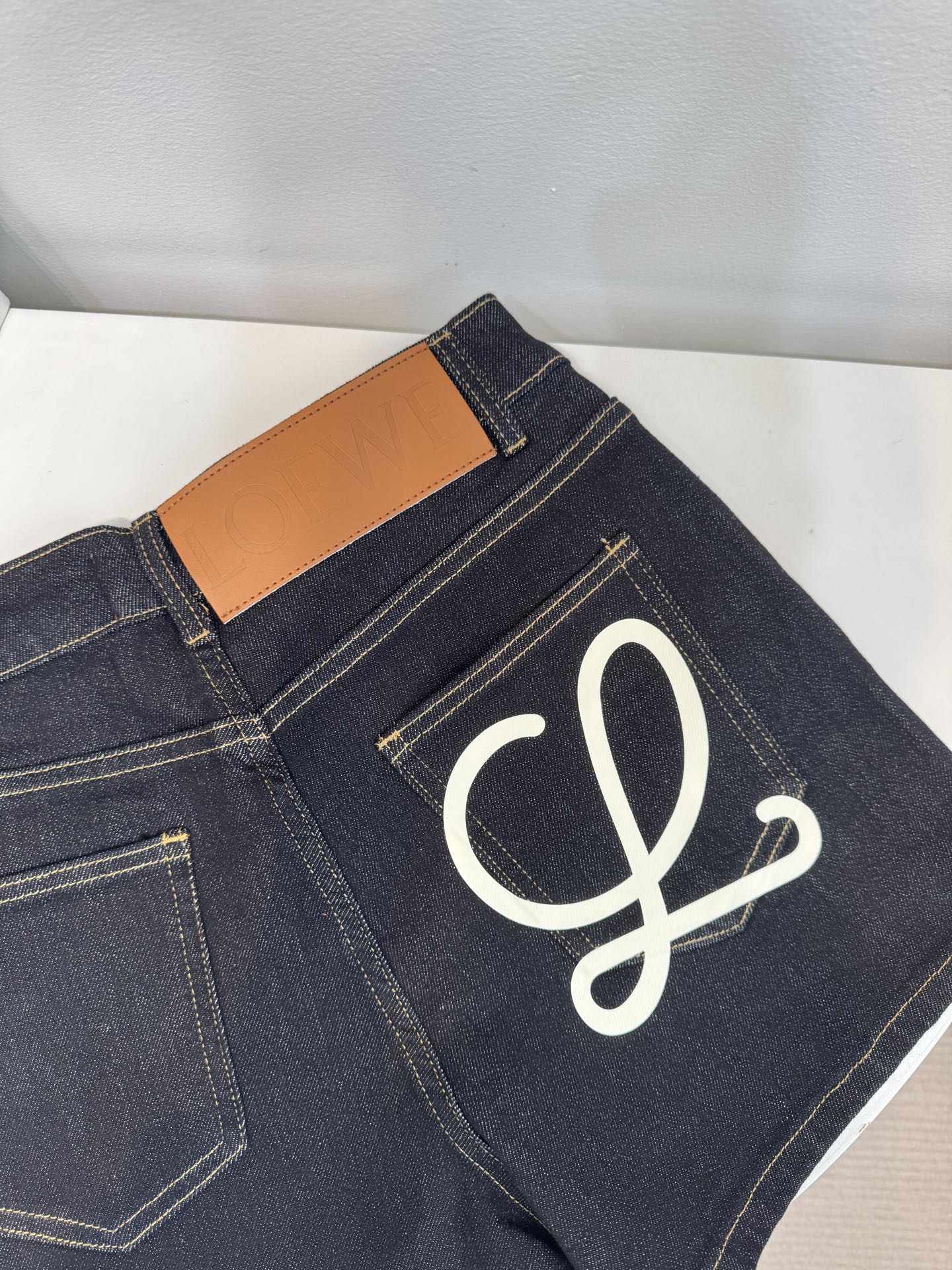 loe25ss 春夏新款短裤，时尚爆款来袭
这款短裤的质地真的超赞！亲肤柔软，但不会软榻，挺括有型，穿在