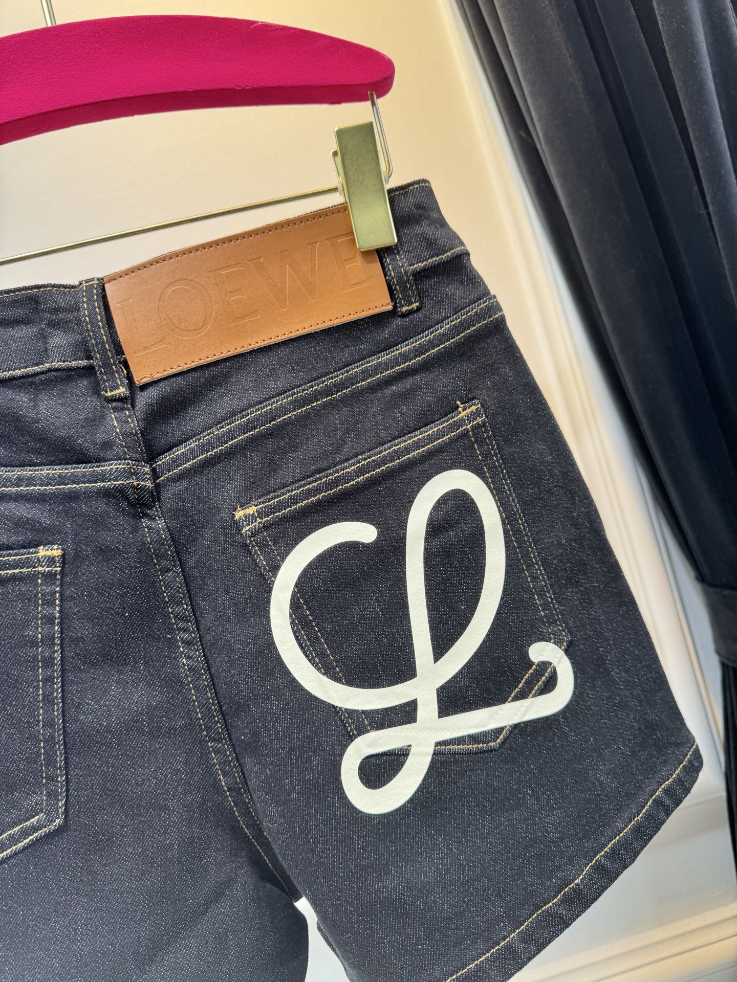 loe25ss 春夏新款短裤，时尚爆款来袭
这款短裤的质地真的超赞！亲肤柔软，但不会软榻，挺括有型，穿在