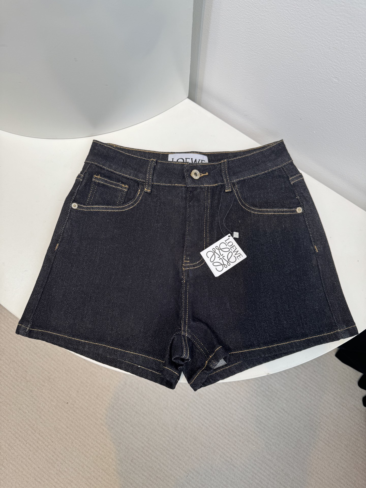 loe25ss 春夏新款短裤，时尚爆款来袭
这款短裤的质地真的超赞！亲肤柔软，但不会软榻，挺括有型，穿在