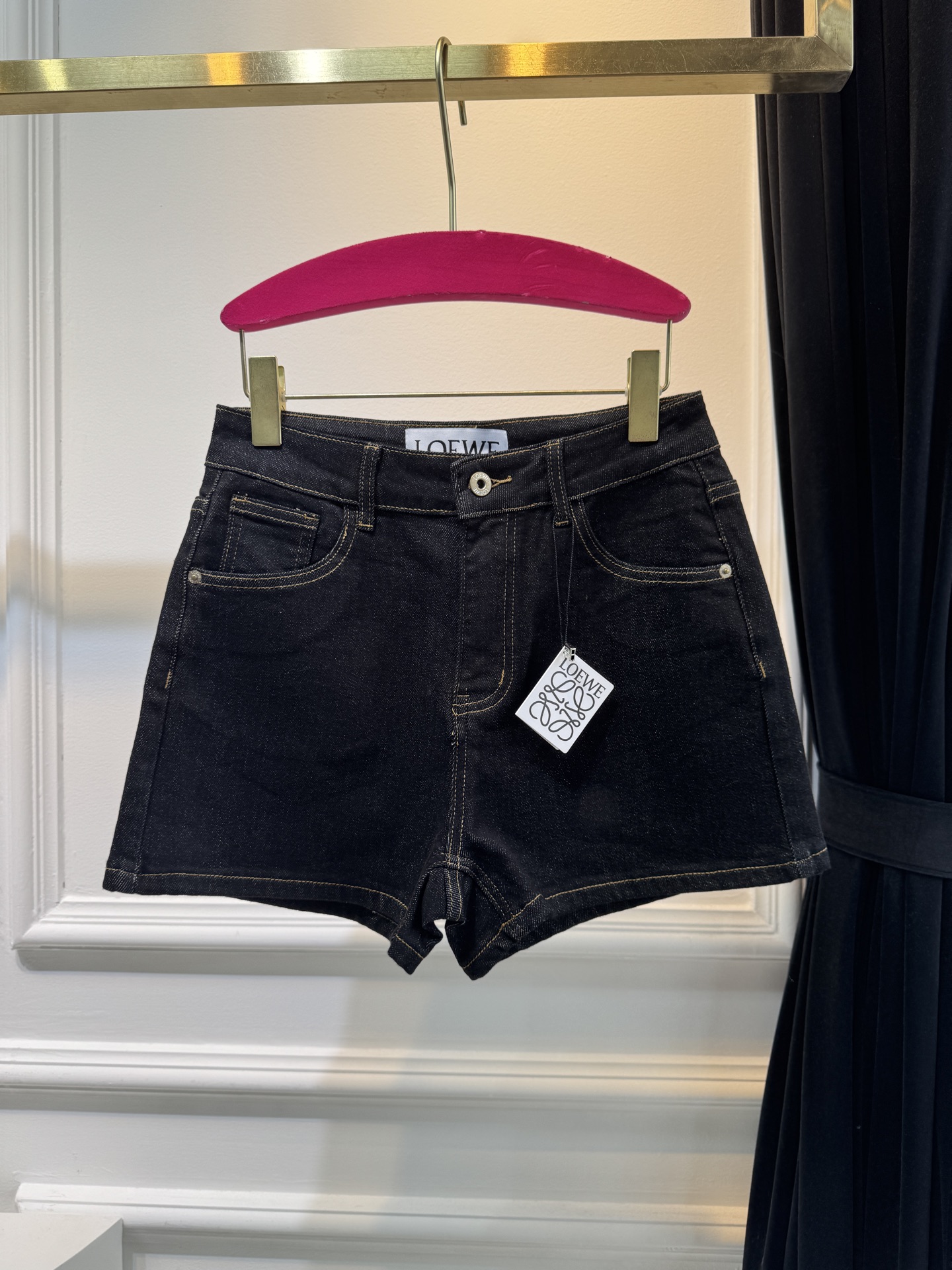 loe25ss 春夏新款短裤，时尚爆款来袭
这款短裤的质地真的超赞！亲肤柔软，但不会软榻，挺括有型，穿在