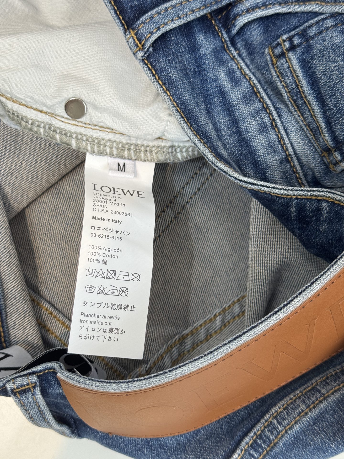 loe25ss 春夏新款短裤，时尚爆款来袭
这款短裤的质地真的超赞！亲肤柔软，但不会软榻，挺括有型，穿在