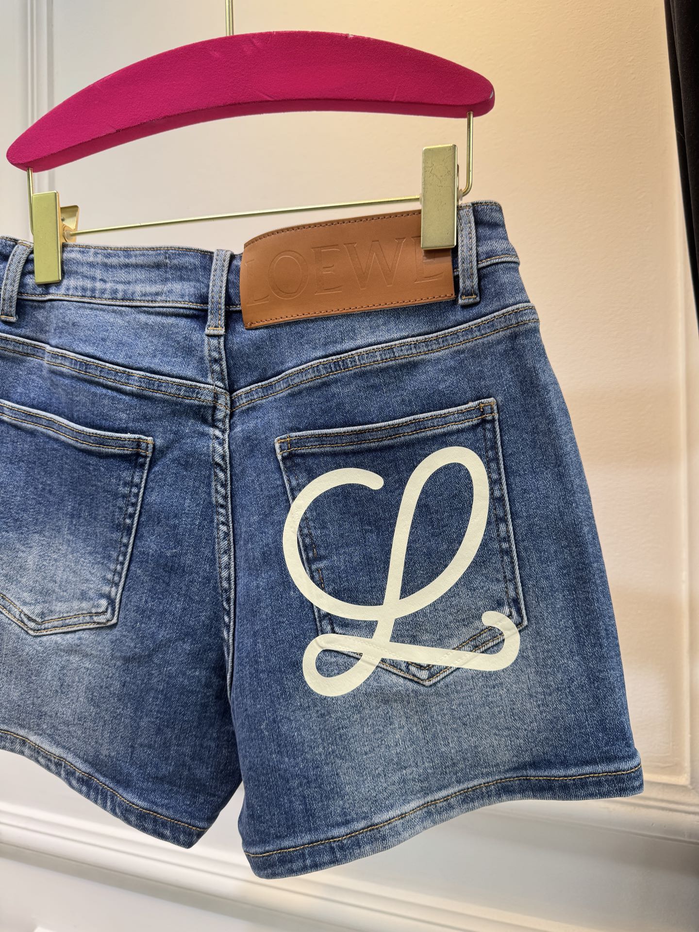 loe25ss 春夏新款短裤，时尚爆款来袭
这款短裤的质地真的超赞！亲肤柔软，但不会软榻，挺括有型，穿在