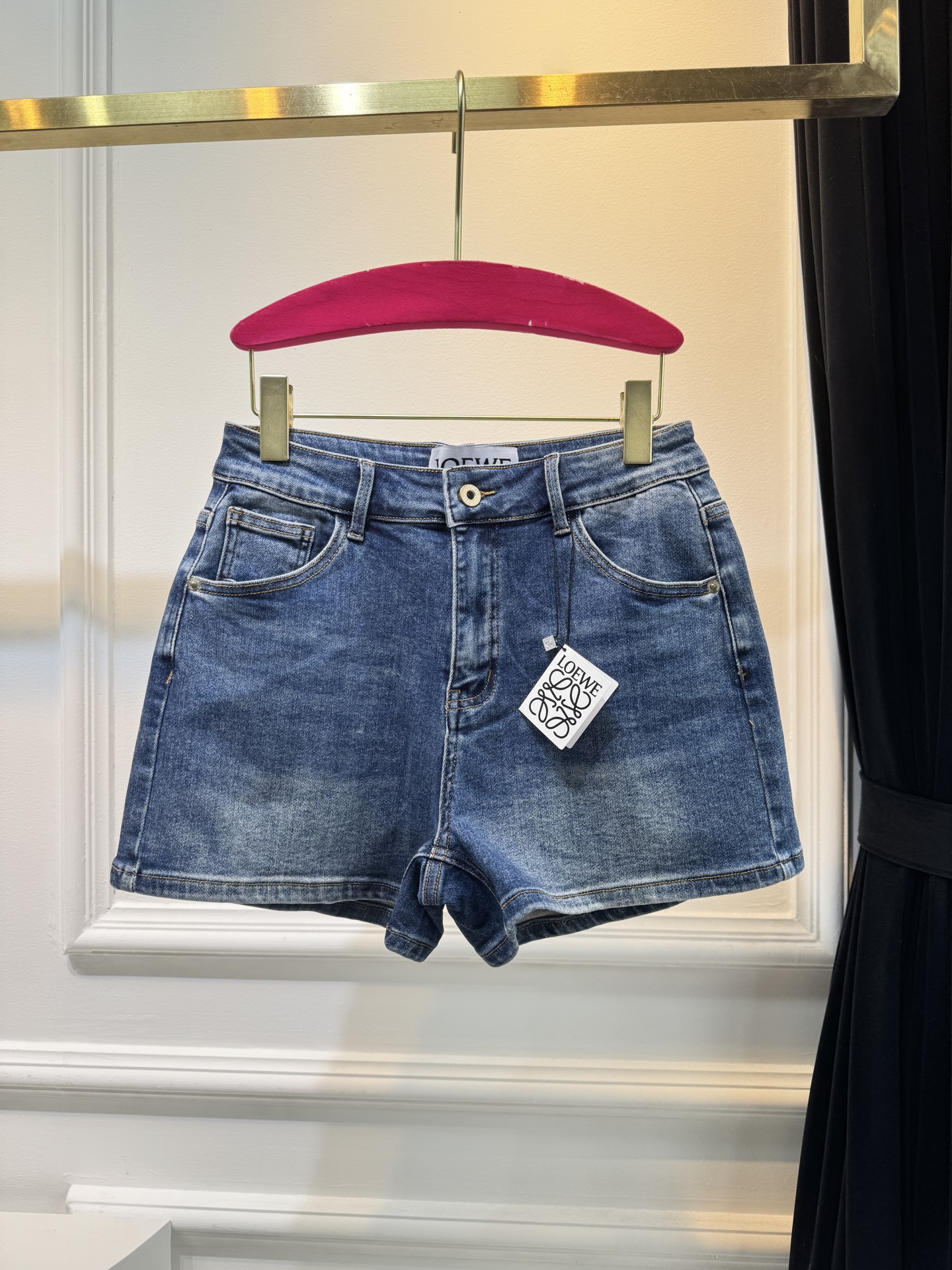 loe25ss 春夏新款短裤，时尚爆款来袭
这款短裤的质地真的超赞！亲肤柔软，但不会软榻，挺括有型，穿在