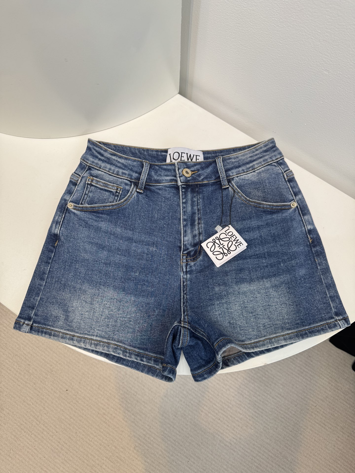 loe25ss 春夏新款短裤，时尚爆款来袭
这款短裤的质地真的超赞！亲肤柔软，但不会软榻，挺括有型，穿在