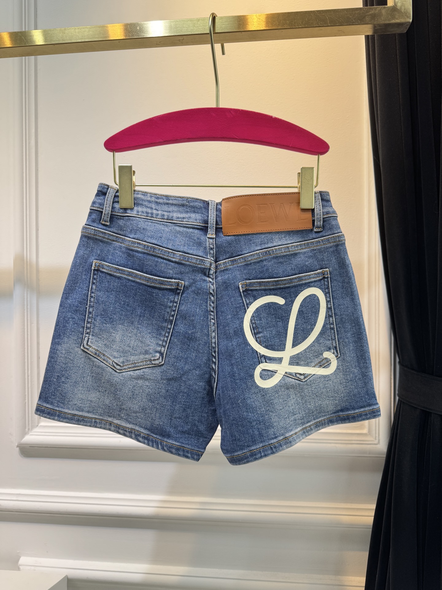 loe25ss 春夏新款短裤，时尚爆款来袭
这款短裤的质地真的超赞！亲肤柔软，但不会软榻，挺括有型，穿在