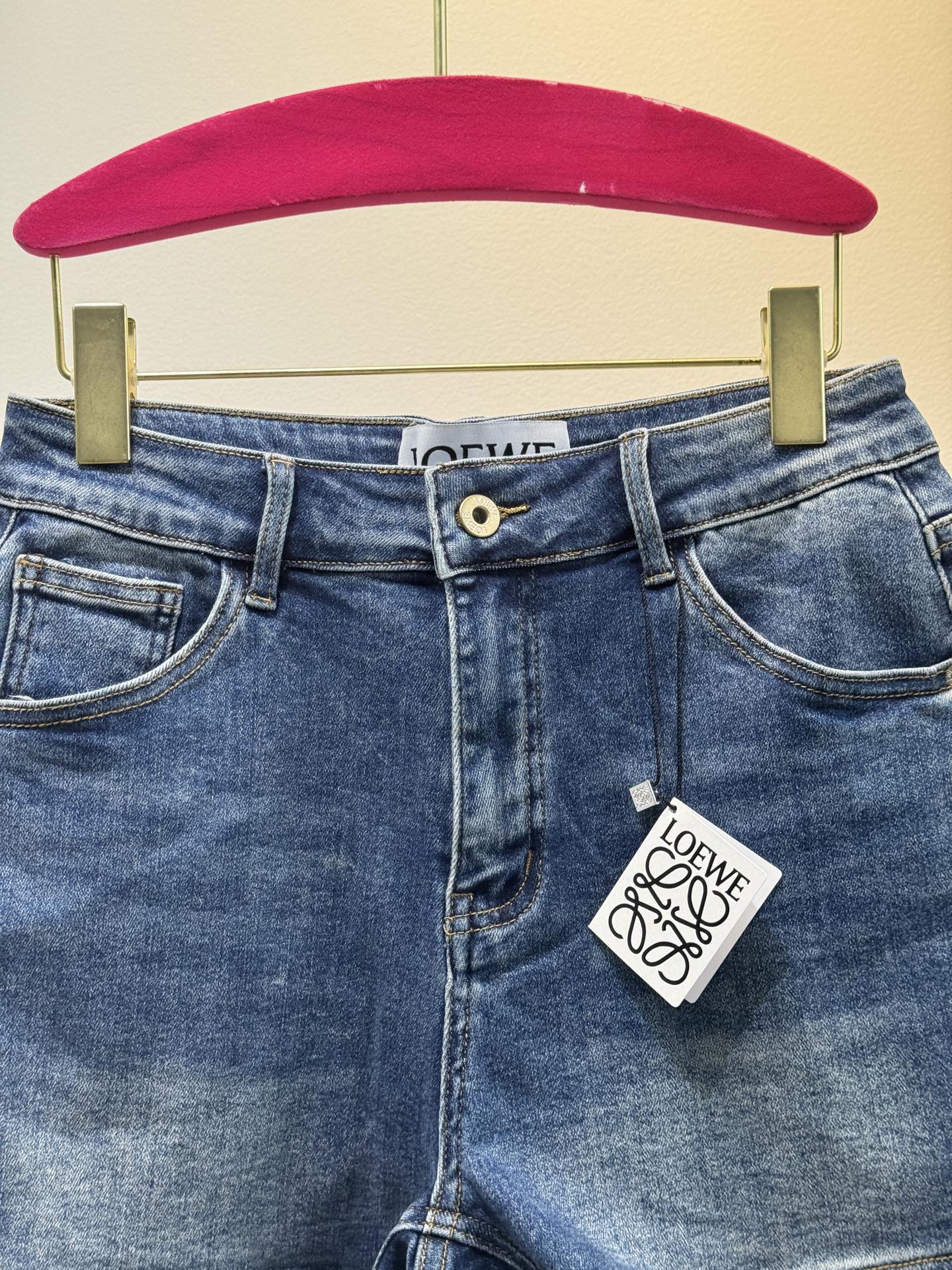 loe25ss 春夏新款短裤，时尚爆款来袭
这款短裤的质地真的超赞！亲肤柔软，但不会软榻，挺括有型，穿在