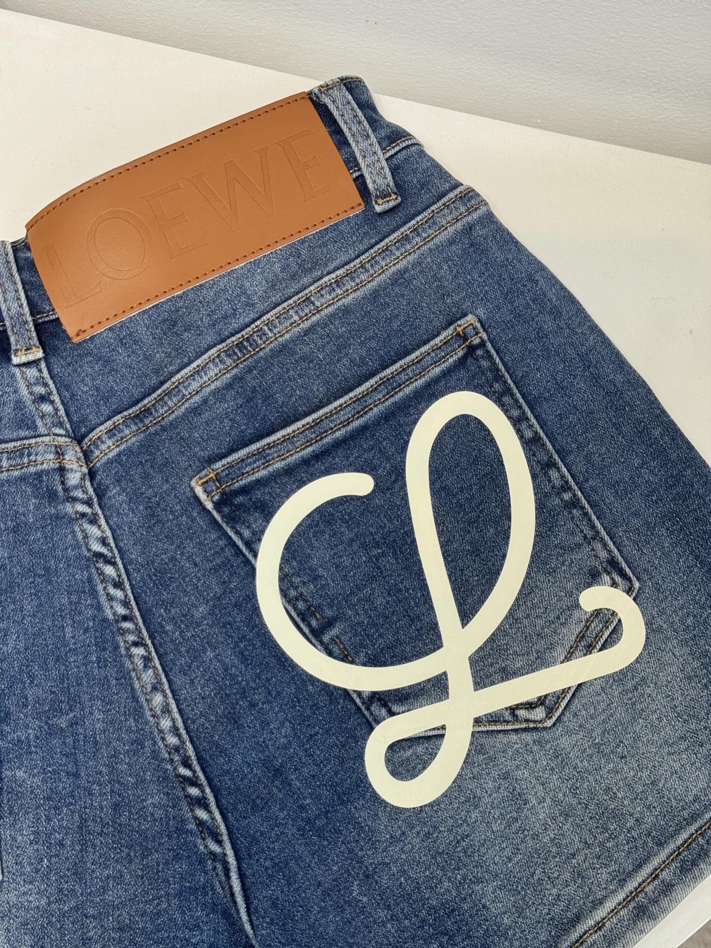 loe25ss 春夏新款短裤，时尚爆款来袭
这款短裤的质地真的超赞！亲肤柔软，但不会软榻，挺括有型，穿在