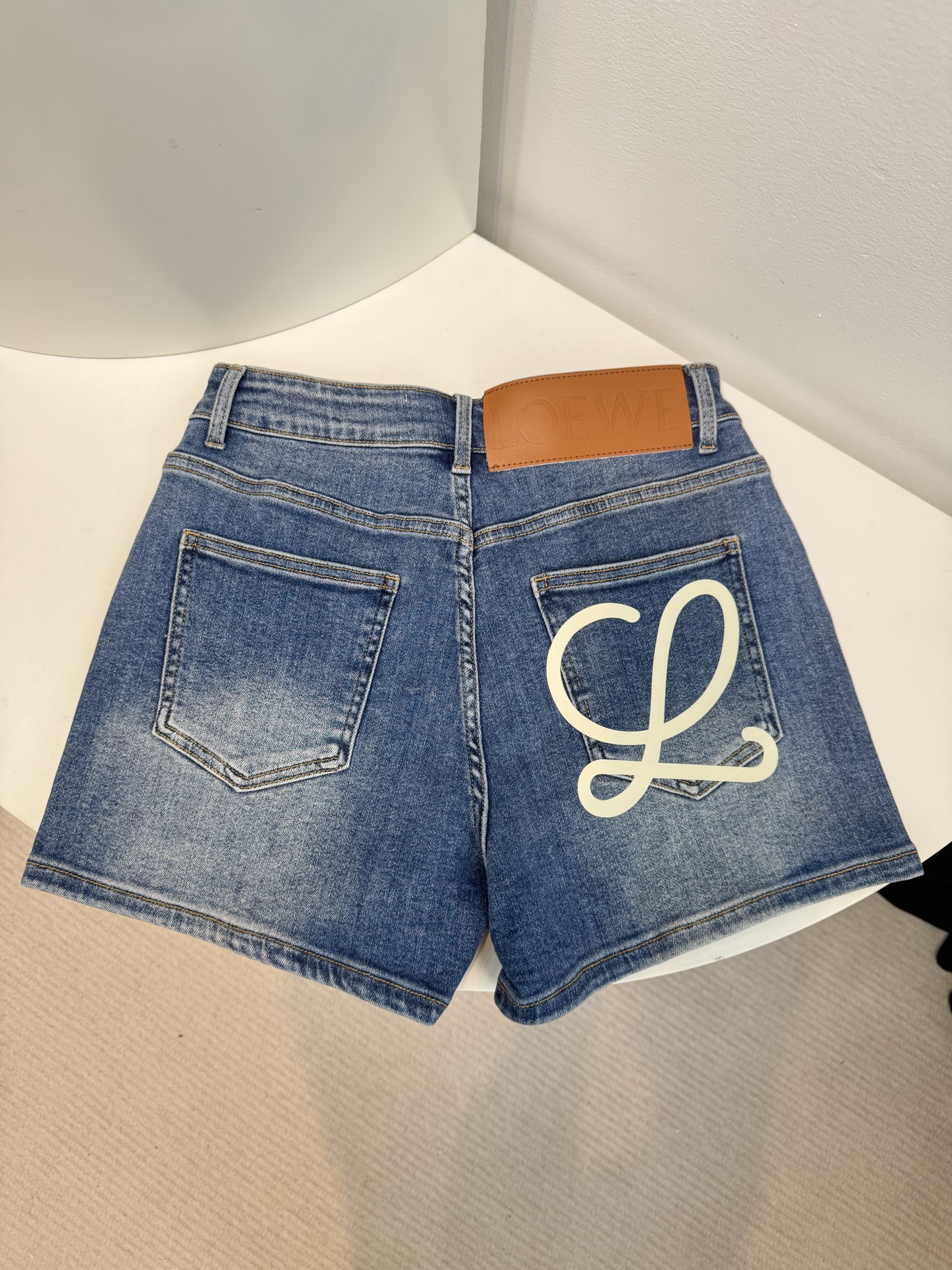 loe25ss 春夏新款短裤，时尚爆款来袭
这款短裤的质地真的超赞！亲肤柔软，但不会软榻，挺括有型，穿在