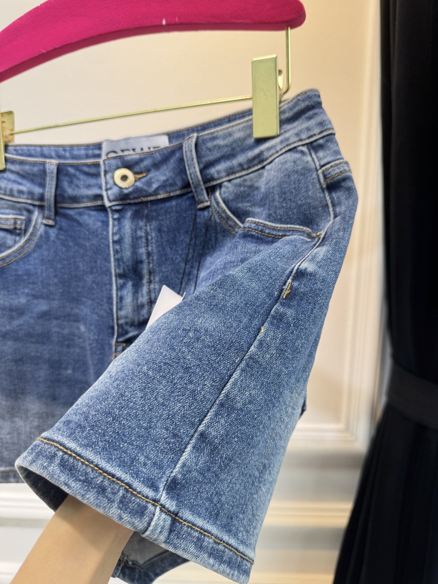 loe25ss 春夏新款短裤，时尚爆款来袭
这款短裤的质地真的超赞！亲肤柔软，但不会软榻，挺括有型，穿在