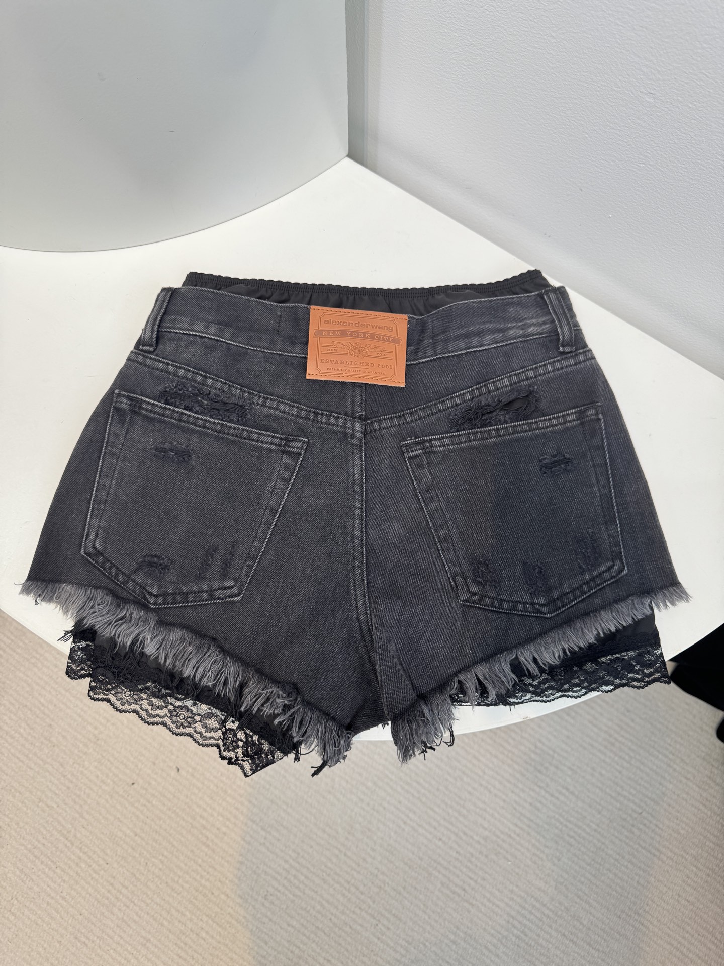 Alexander Wang 新款迷你短裤，里衬蕾丝短裤不可以拆卸，层次感爆棚的时尚利器！夏新款两件蕾丝
