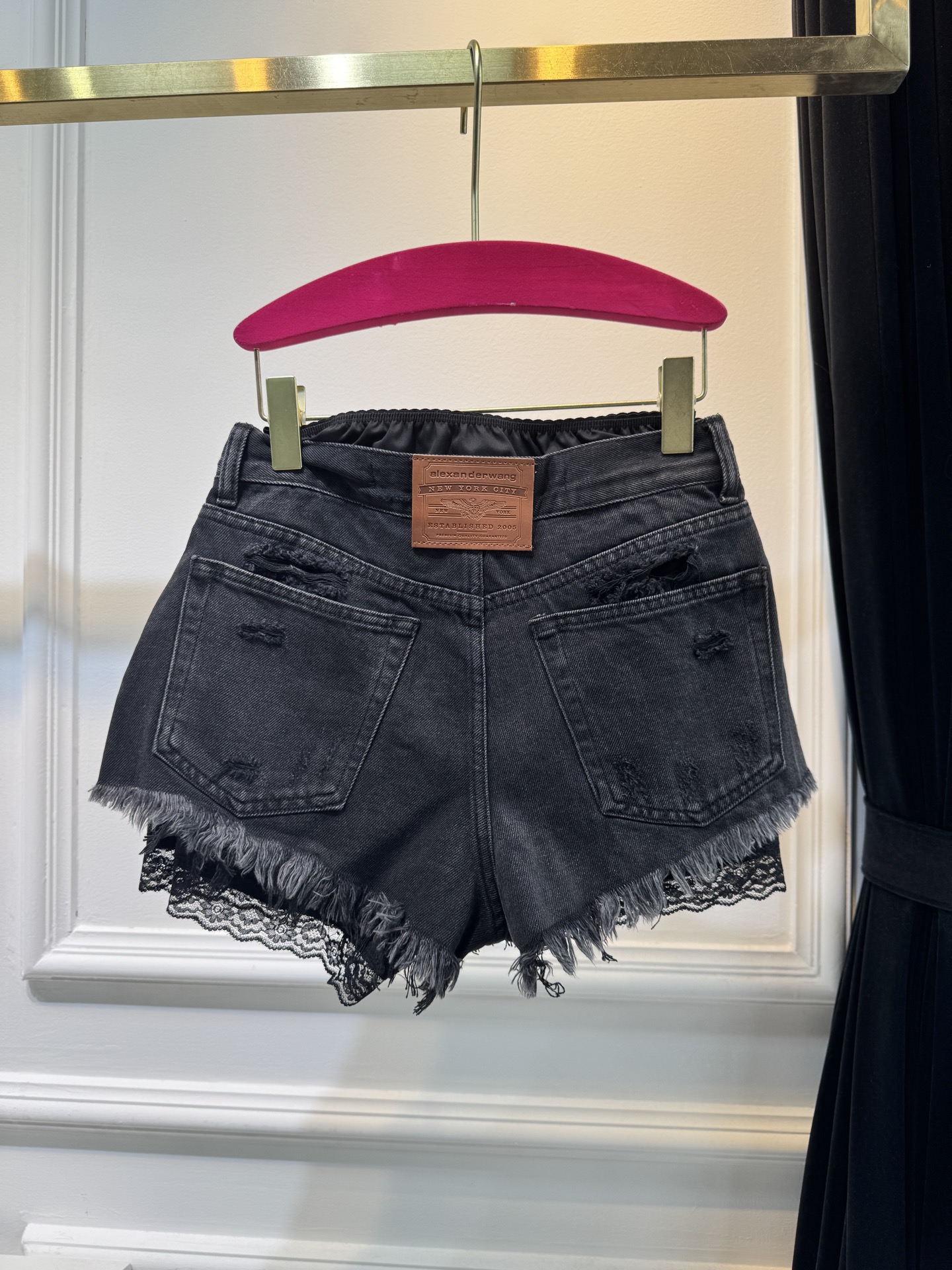 Alexander Wang 新款迷你短裤，里衬蕾丝短裤不可以拆卸，层次感爆棚的时尚利器！夏新款两件蕾丝