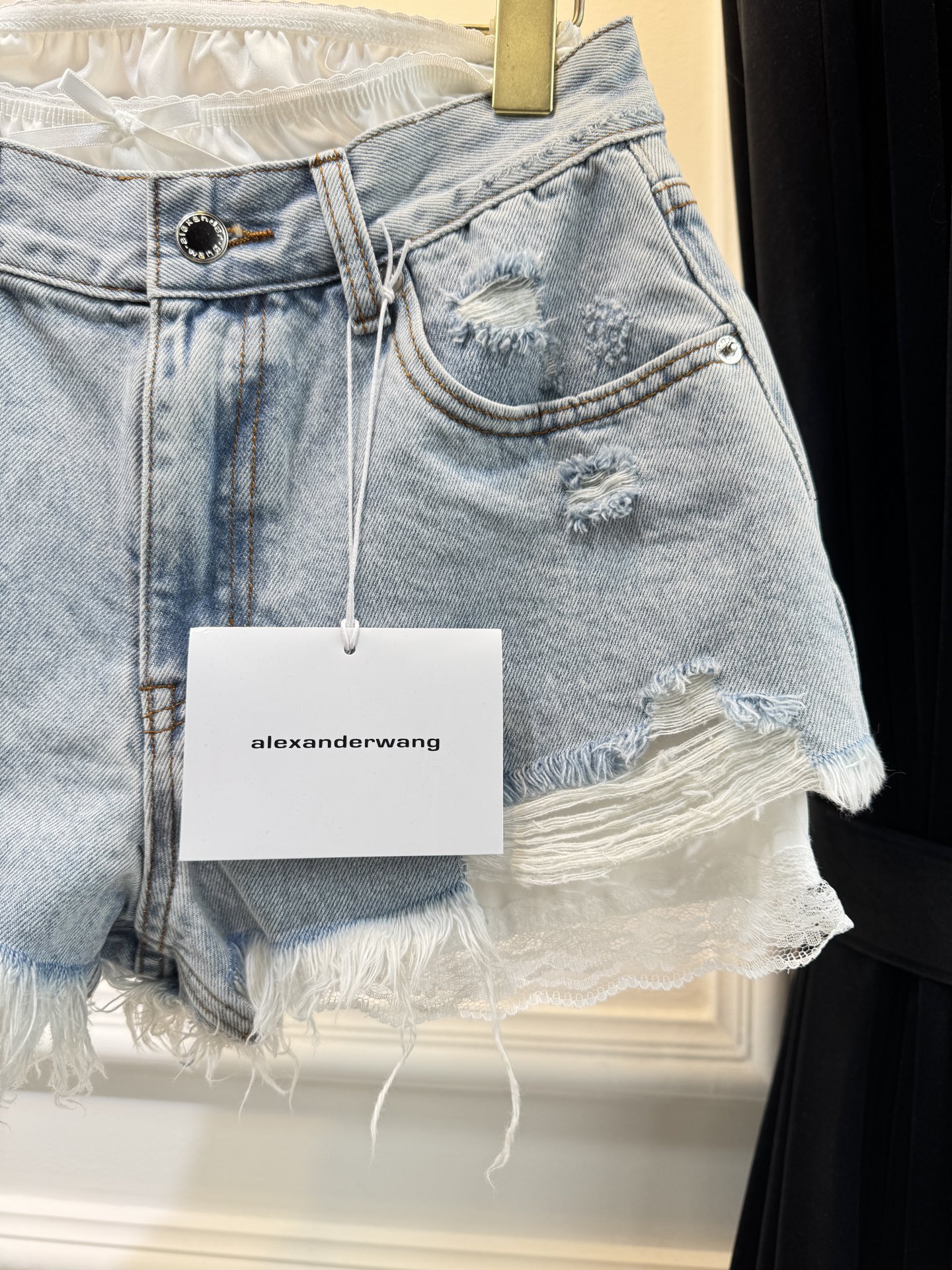 Alexander Wang 新款迷你短裤，里衬蕾丝短裤不可以拆卸，层次感爆棚的时尚利器！夏新款两件蕾丝