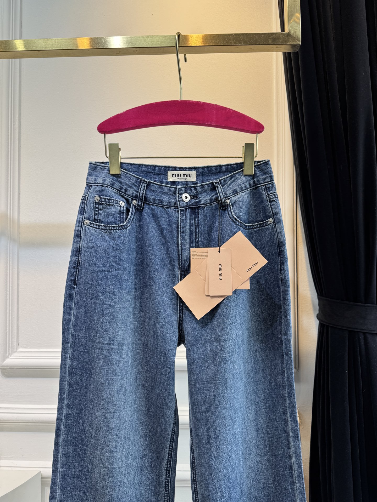 miu25新款，超薄料阔腿牛仔裤
蓝色牛仔裤是经典且百搭的单品，视觉上给人清新、柔和的感觉，适合春夏季节