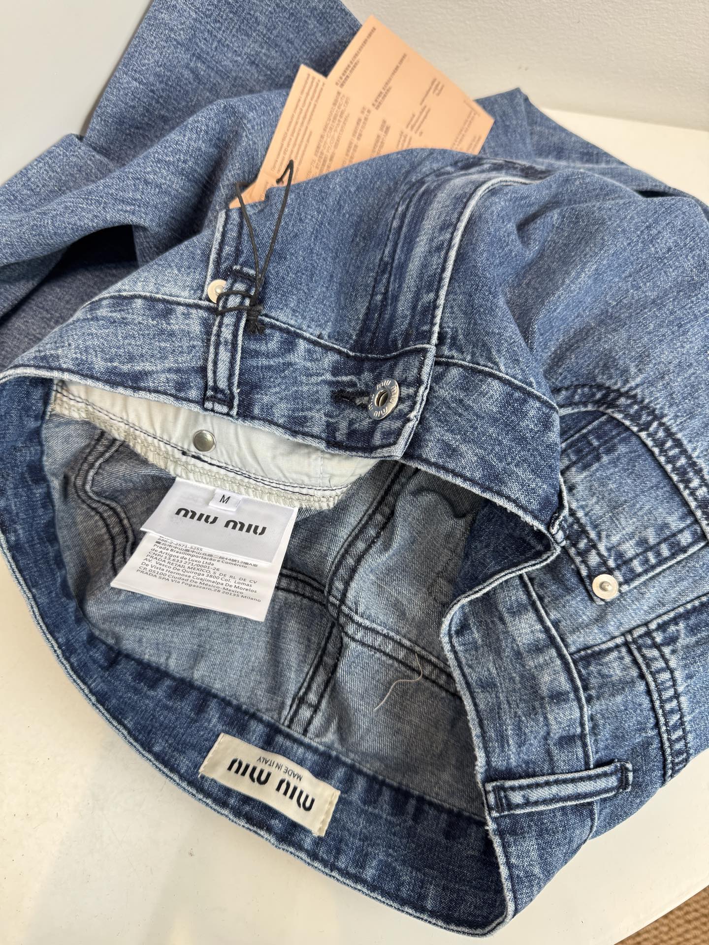 miu25新款，超薄料阔腿牛仔裤
蓝色牛仔裤是经典且百搭的单品，视觉上给人清新、柔和的感觉，适合春夏季节